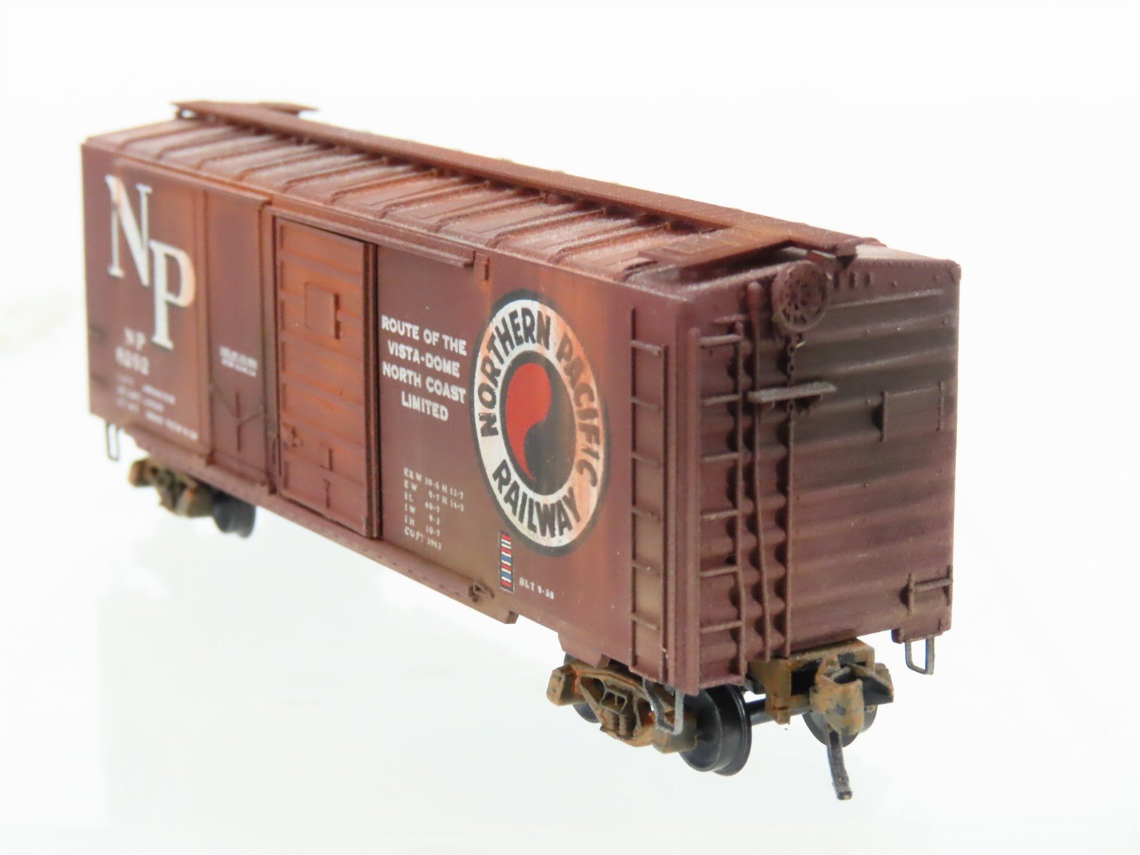 N Scale Micro-Trains MTL 22040 NP Northern Pacific 40' Boxcar #8292 Weathered
