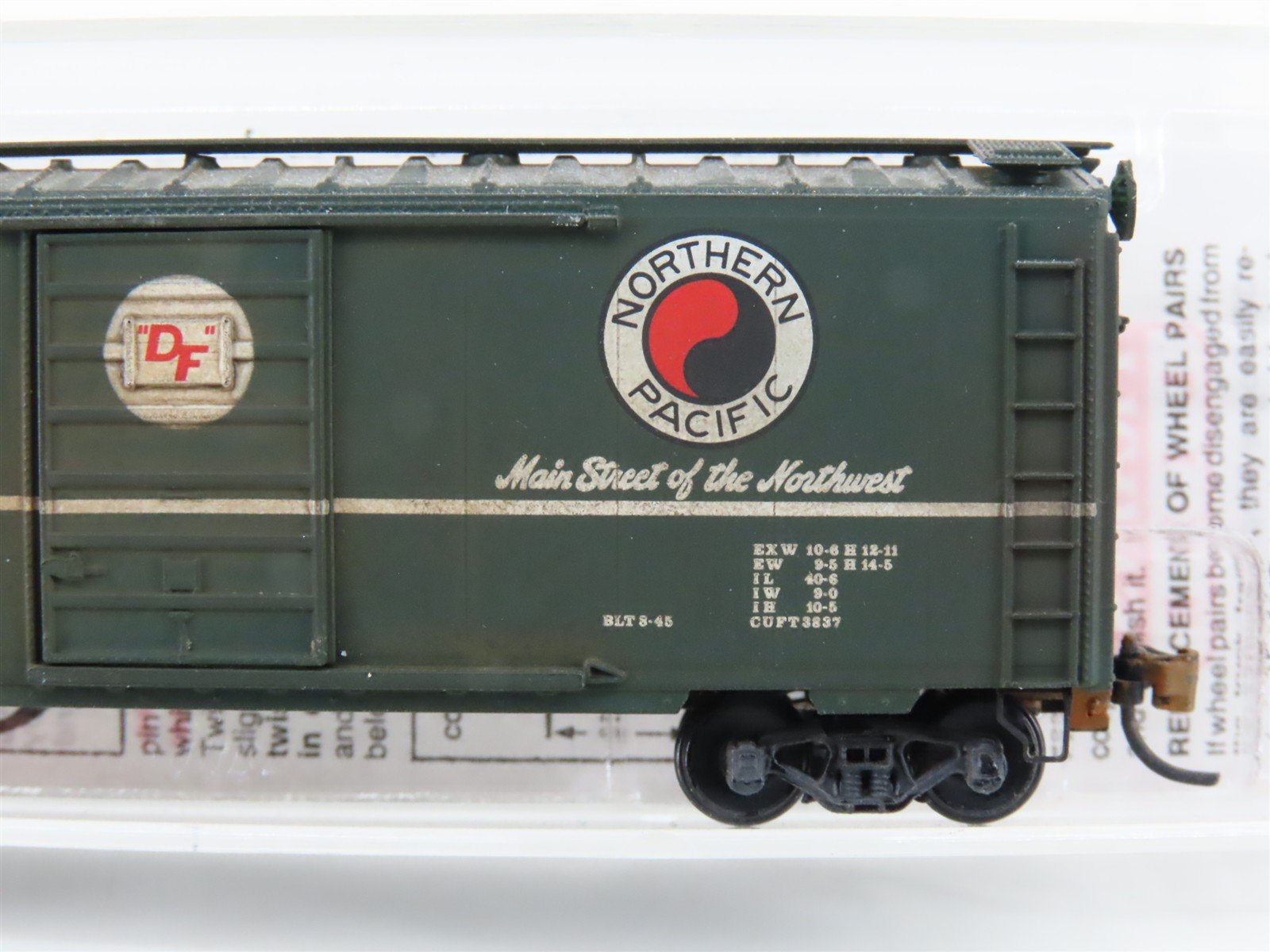N Scale Micro-Trains MTL 20236 NP Northern Pacific 40' Boxcar #1061 Weathered