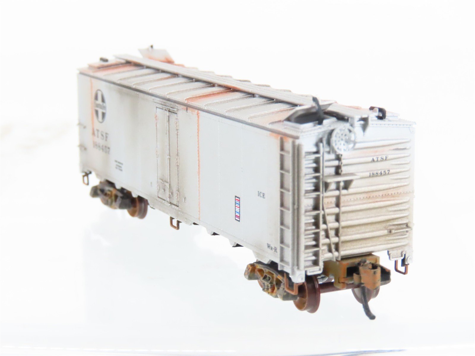 N Scale Micro-Trains MTL 59030 ATSF Santa Fe 40' Ice Reefer #188457 Weathered