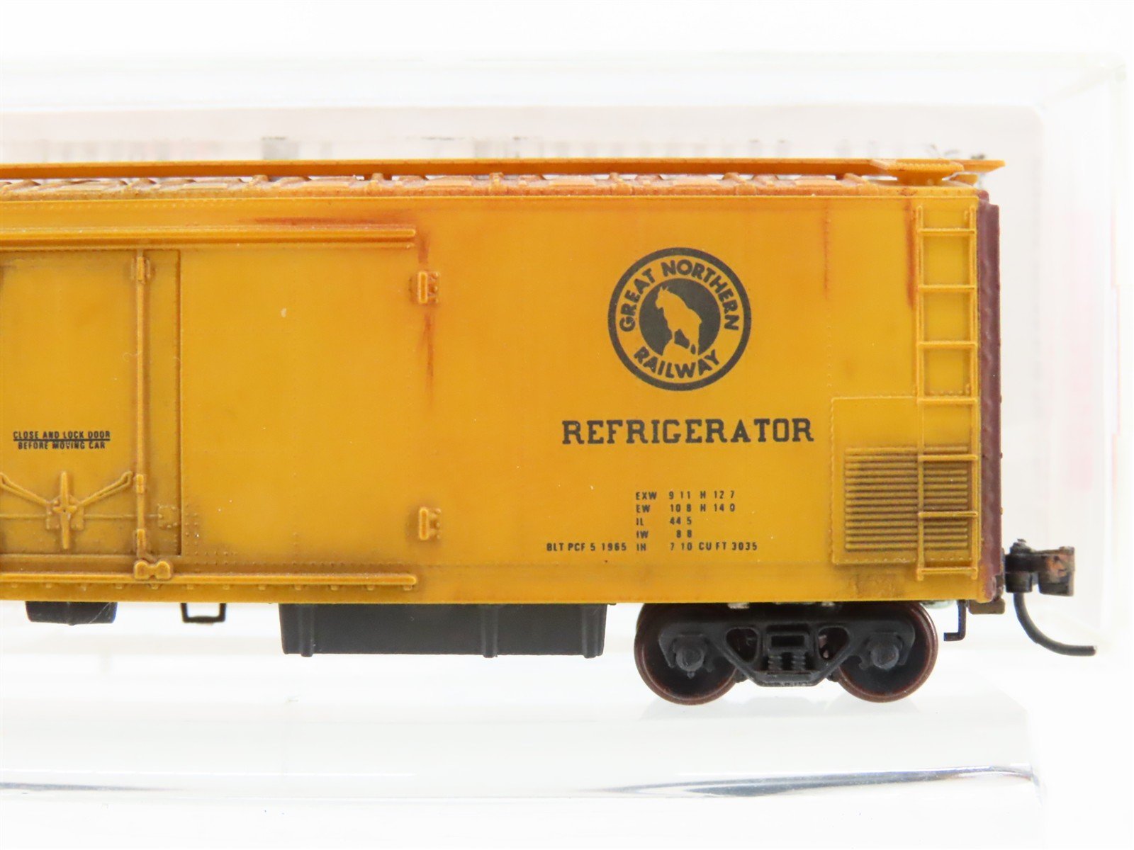 N Scale Micro-Trains MTL 69010/1 WFEX Western Fruit 51' Reefer #812 Weathered