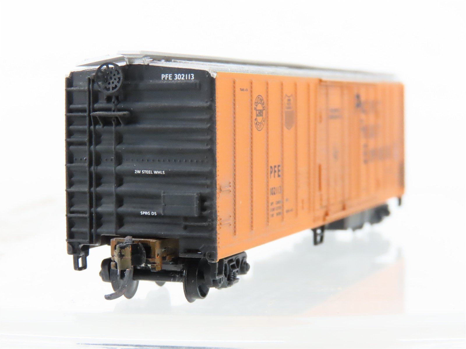 N Scale Micro-Trains MTL 70010 PFE Pacific Fruit 51' Reefer #302113 Weathered