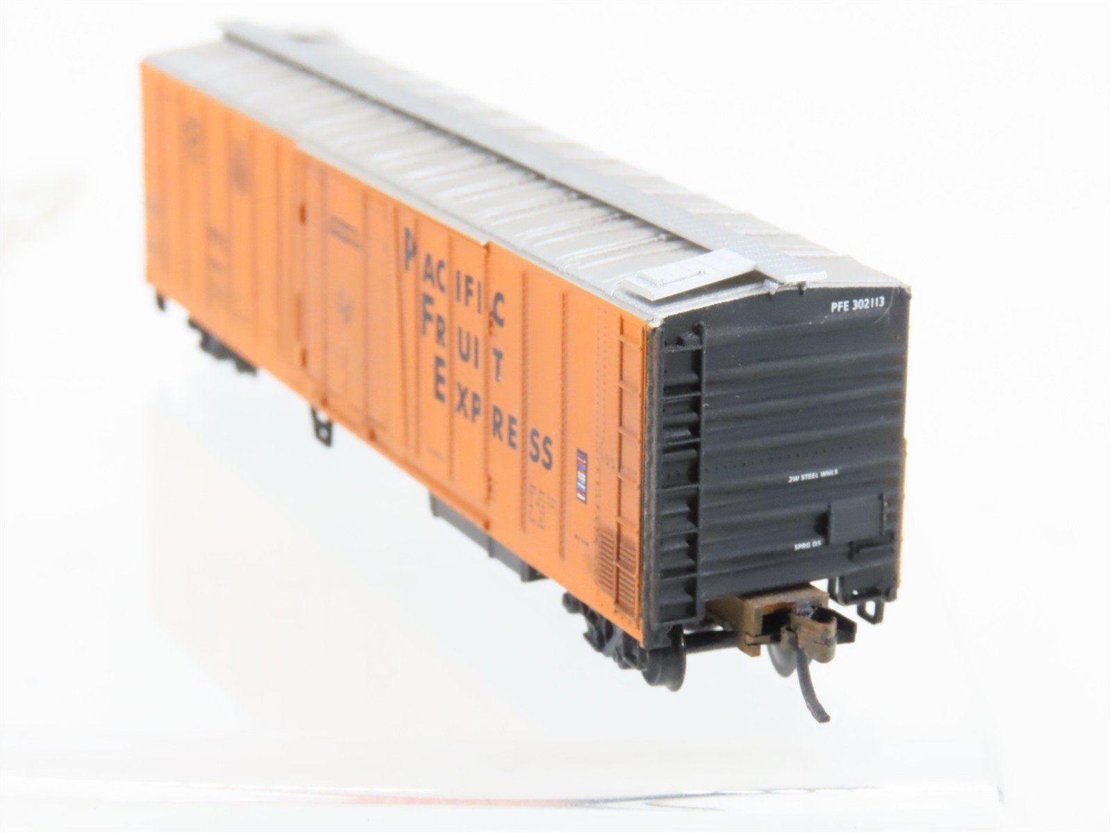 N Scale Micro-Trains MTL 70010 PFE Pacific Fruit 51' Reefer #302113 Weathered