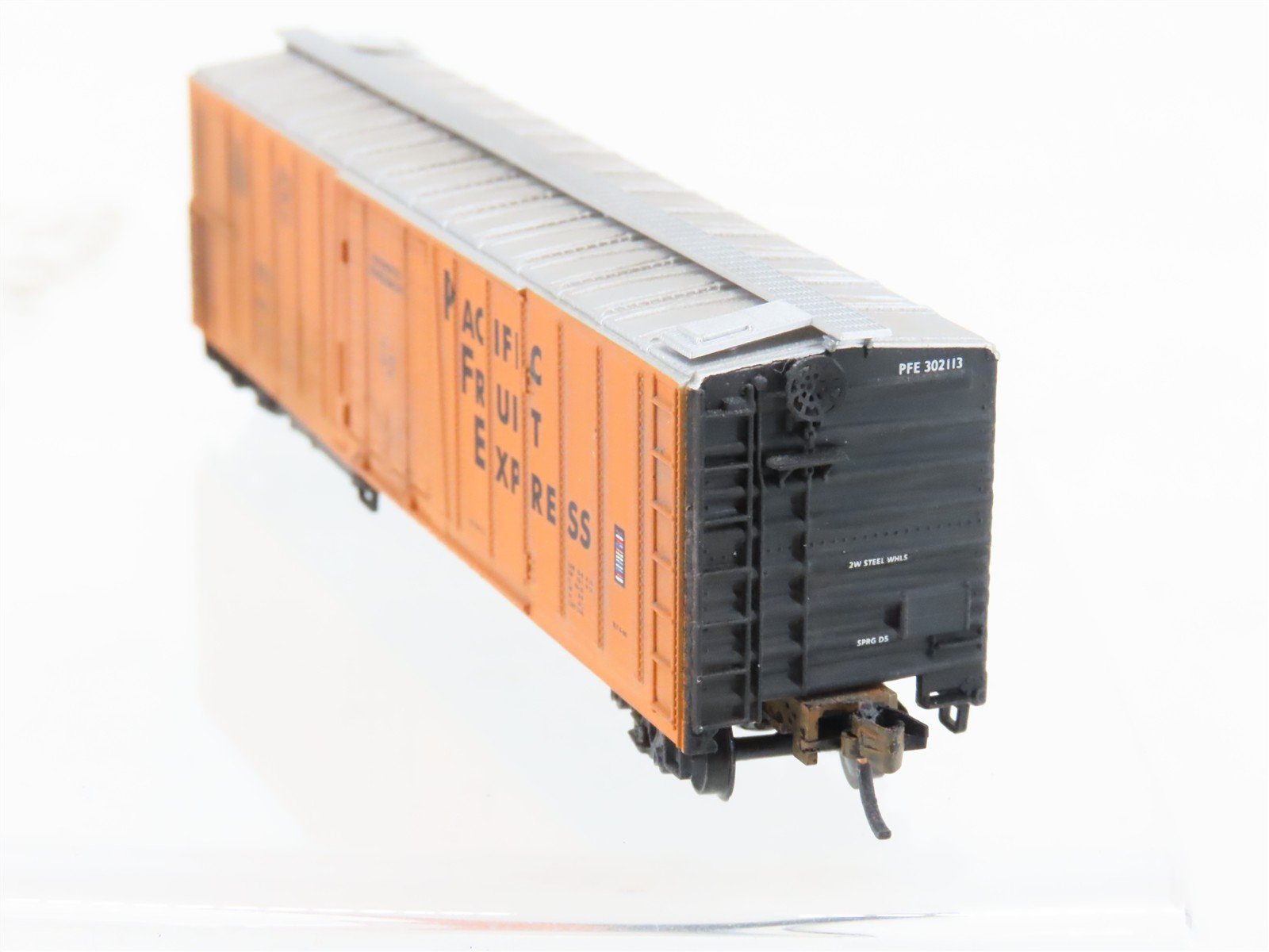 N Scale Micro-Trains MTL 70010 PFE Pacific Fruit 51' Reefer #302113 Weathered
