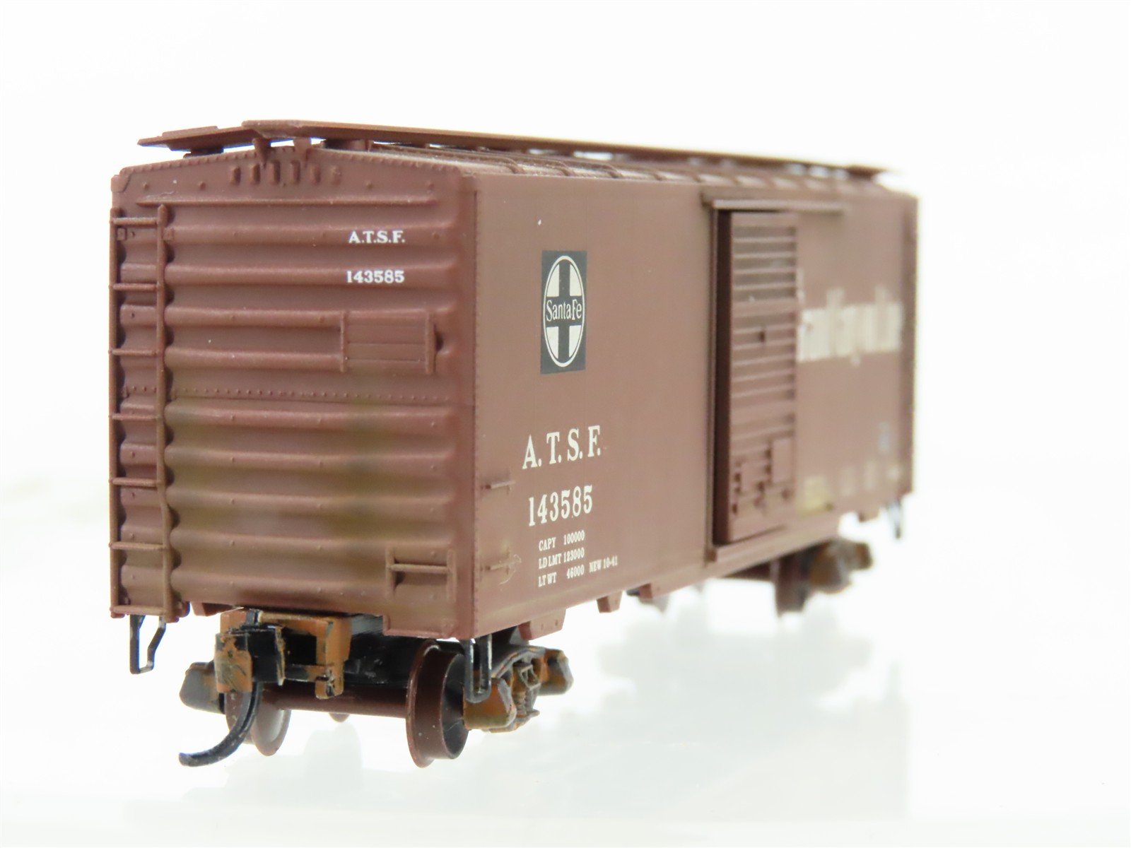 N Scale Micro-Trains MTL 20060 ATSF Santa Fe 40' Boxcar #143585 Weathered