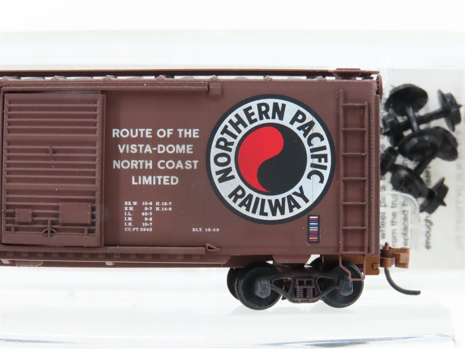 N Scale Micro-Trains MTL 22040 NP Northern Pacific 40' Boxcar #8723 Weathered