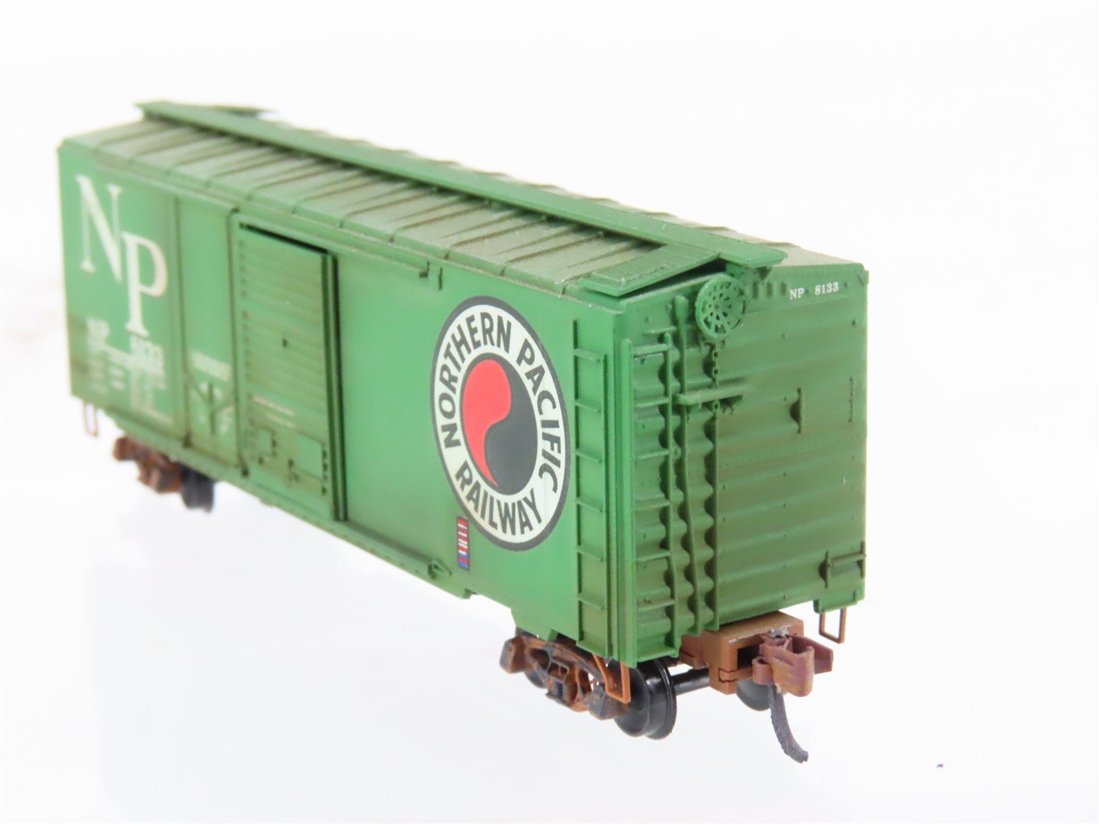 N Scale Micro-Trains MTL 22090 NP Northern Pacific 40' Boxcar #8133 Weathered