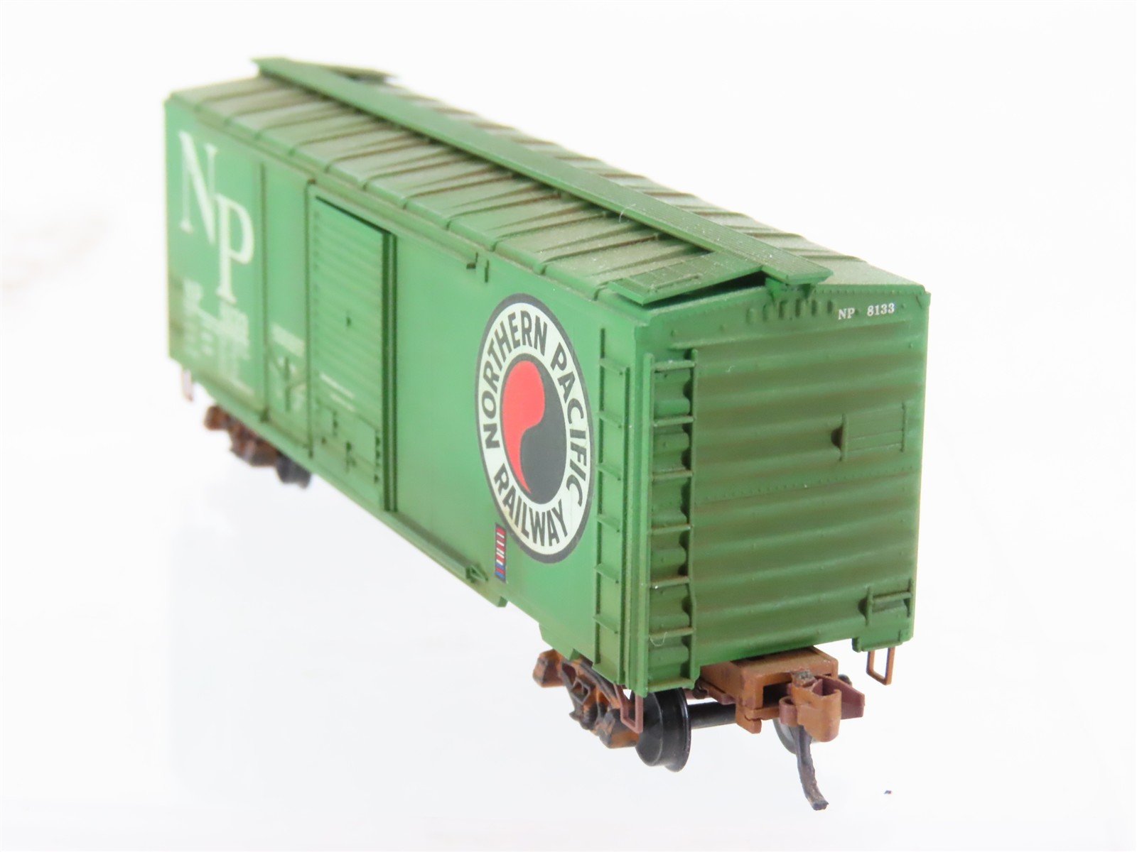 N Scale Micro-Trains MTL 22090 NP Northern Pacific 40' Boxcar #8133 Weathered