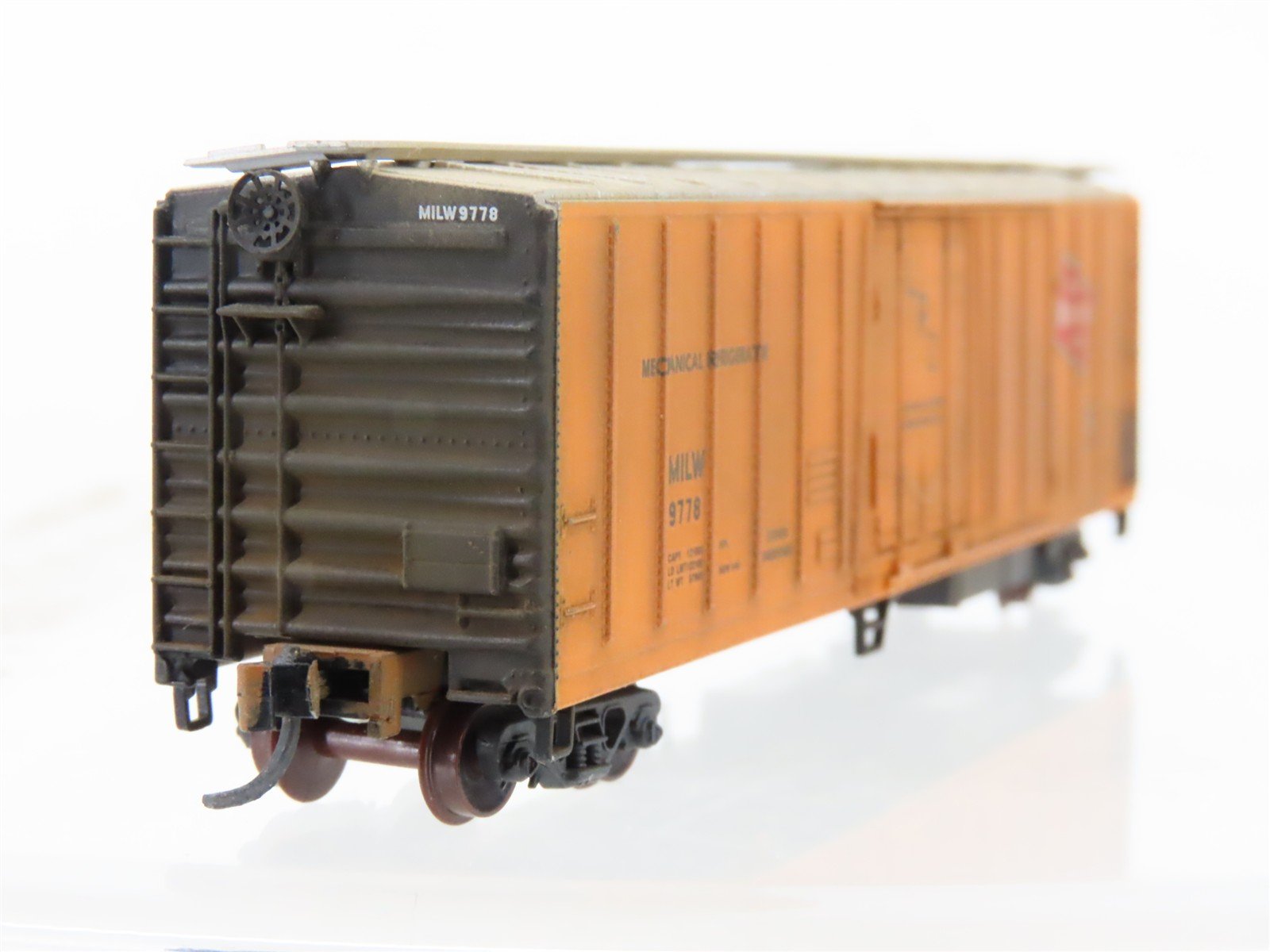 N Scale Micro-Trains/Kadee 70040 MILW Milwaukee Road 51' Reefer #9778 Weathered