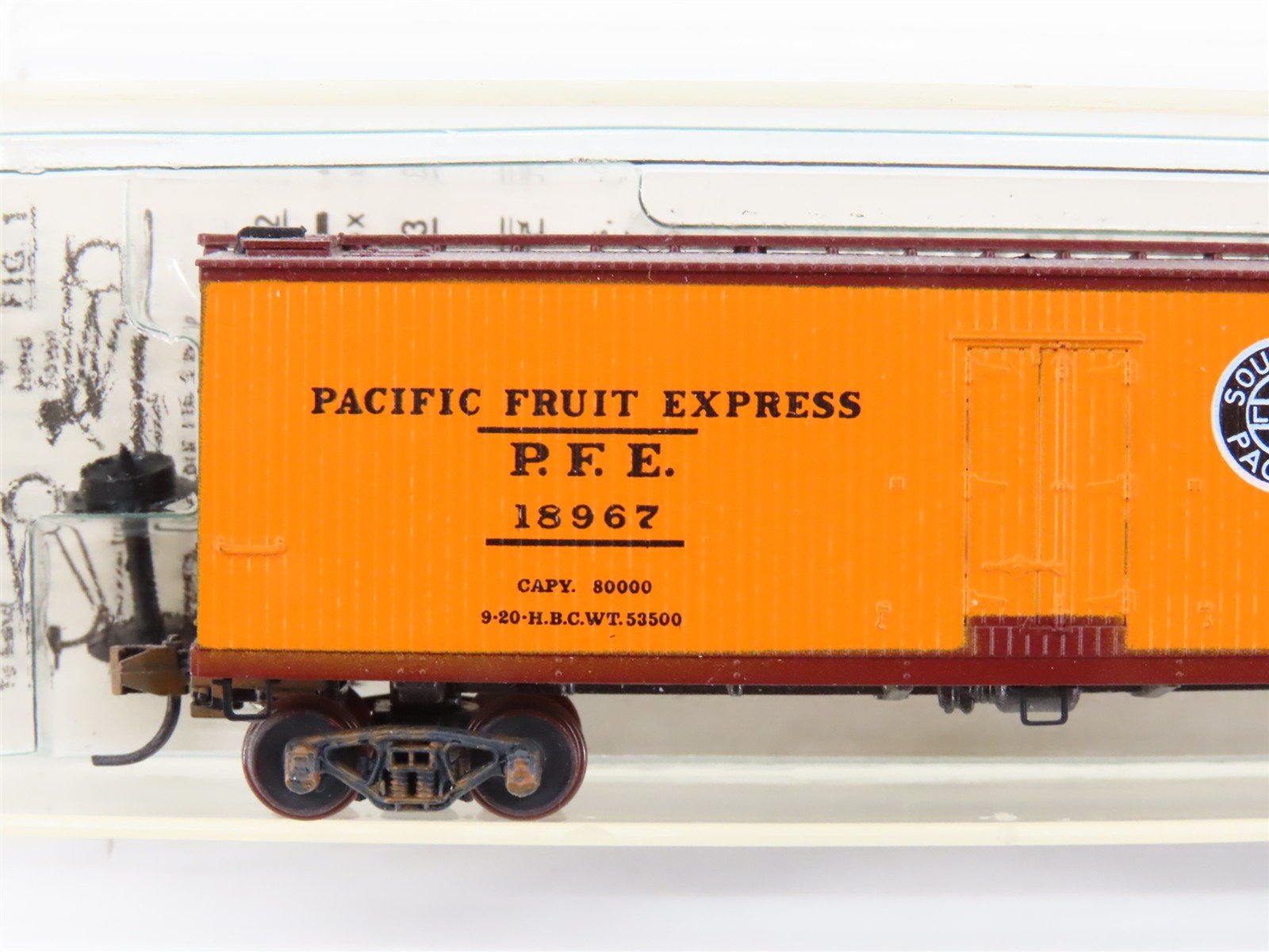 N Micro-Trains/Kadee 47060 PFE Pacific Fruit 40' Reefer #18967 Weathered