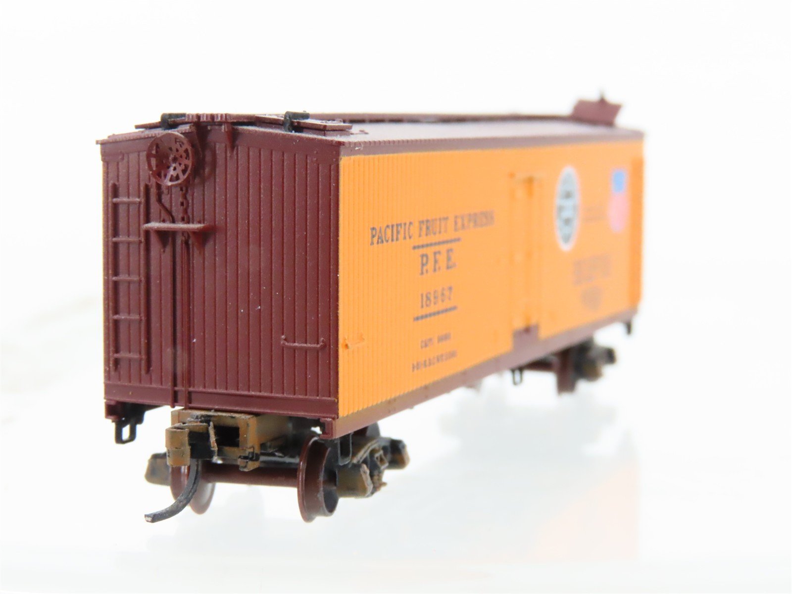 N Micro-Trains/Kadee 47060 PFE Pacific Fruit 40' Reefer #18967 Weathered