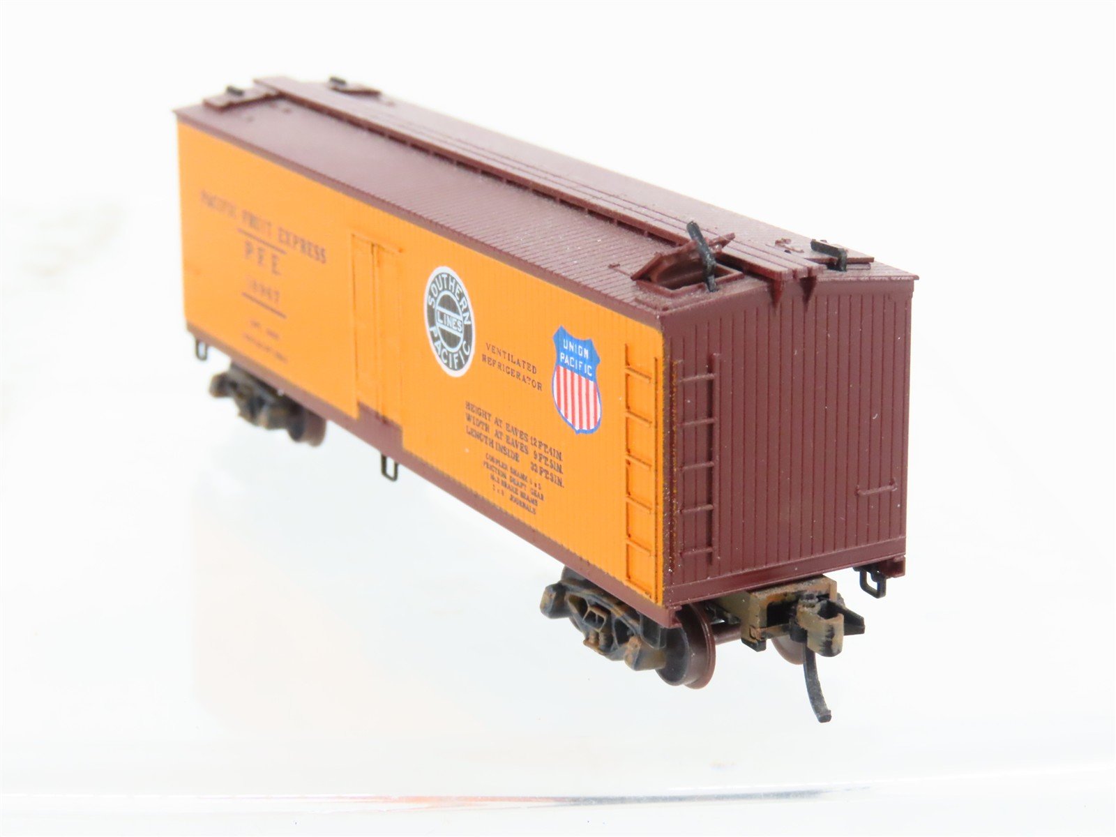N Micro-Trains/Kadee 47060 PFE Pacific Fruit 40' Reefer #18967 Weathered