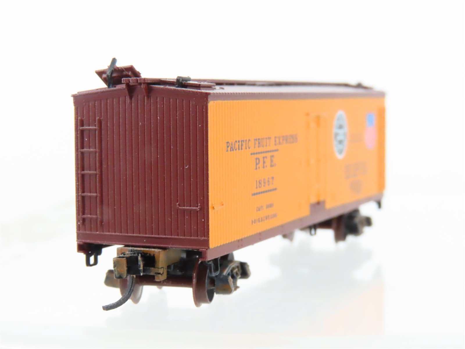 N Micro-Trains/Kadee 47060 PFE Pacific Fruit 40' Reefer #18967 Weathered