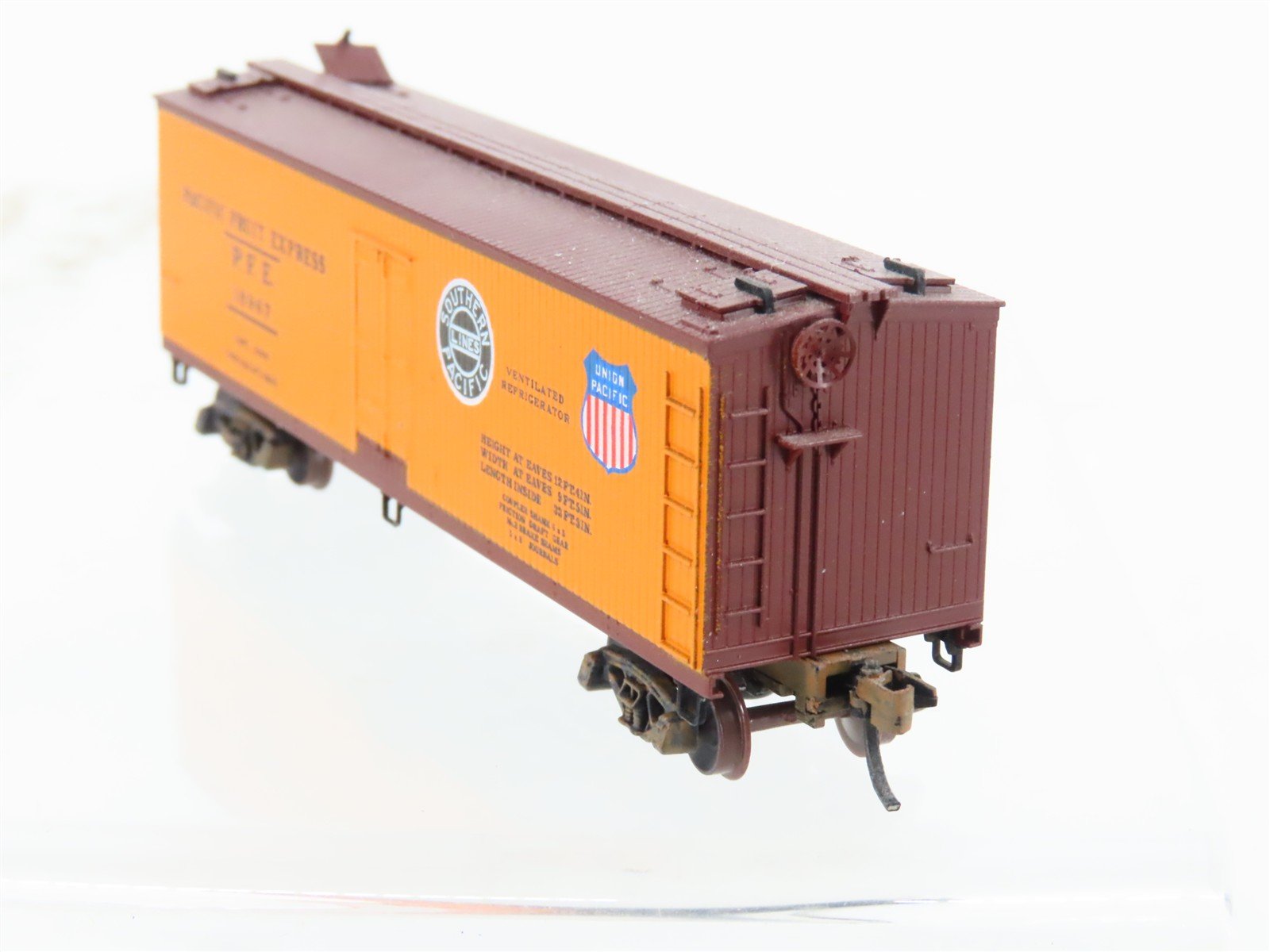 N Micro-Trains/Kadee 47060 PFE Pacific Fruit 40' Reefer #18967 Weathered