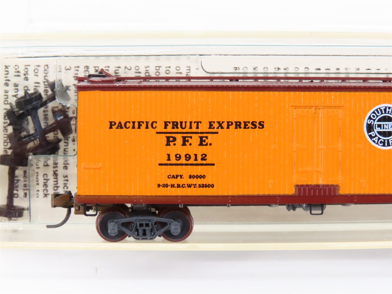 N Scale Micro-Trains/Kadee 47062 PFE Pacific Fruit 40' Reefer #19912 Weathered