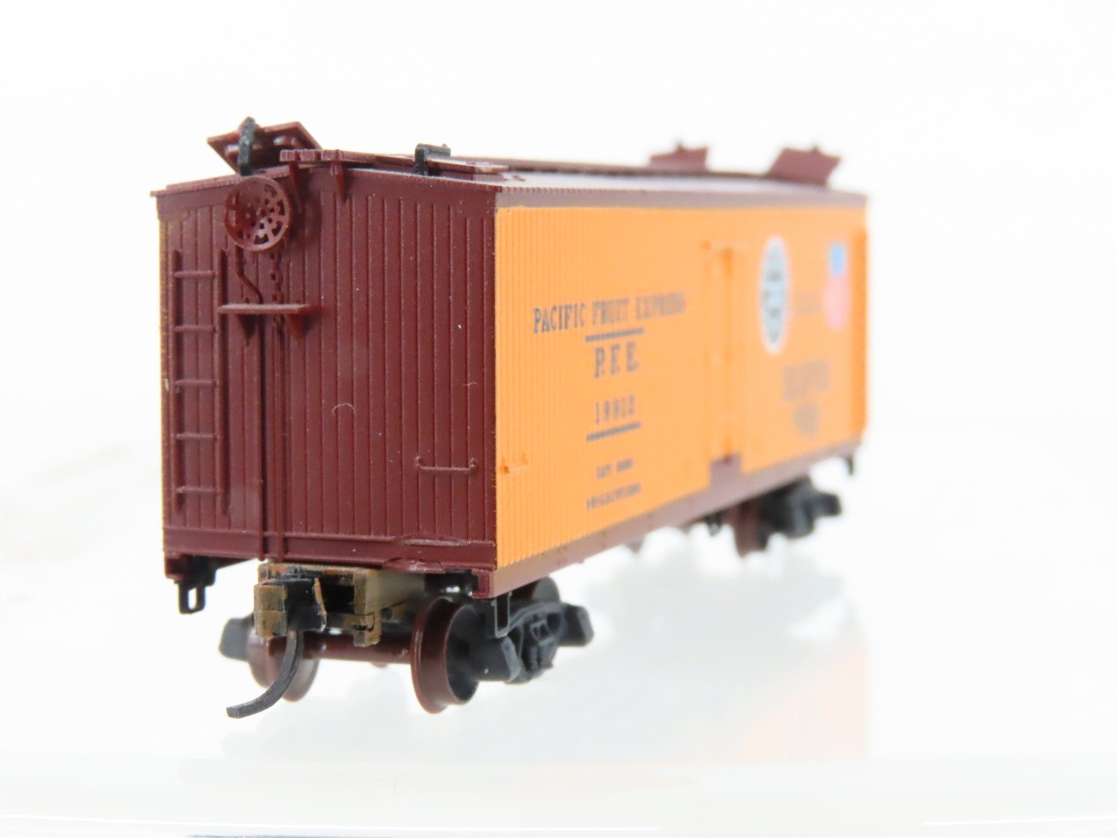 N Scale Micro-Trains/Kadee 47062 PFE Pacific Fruit 40' Reefer #19912 Weathered
