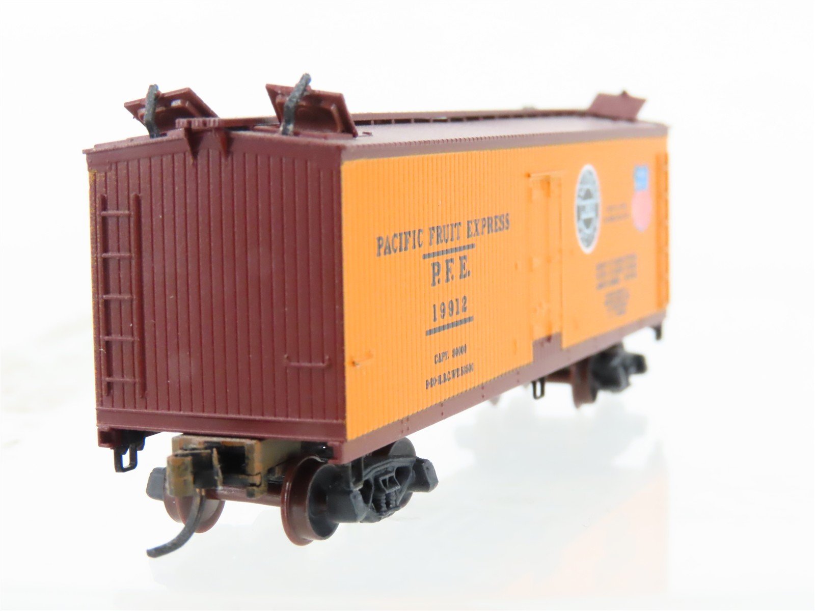 N Scale Micro-Trains/Kadee 47062 PFE Pacific Fruit 40' Reefer #19912 Weathered