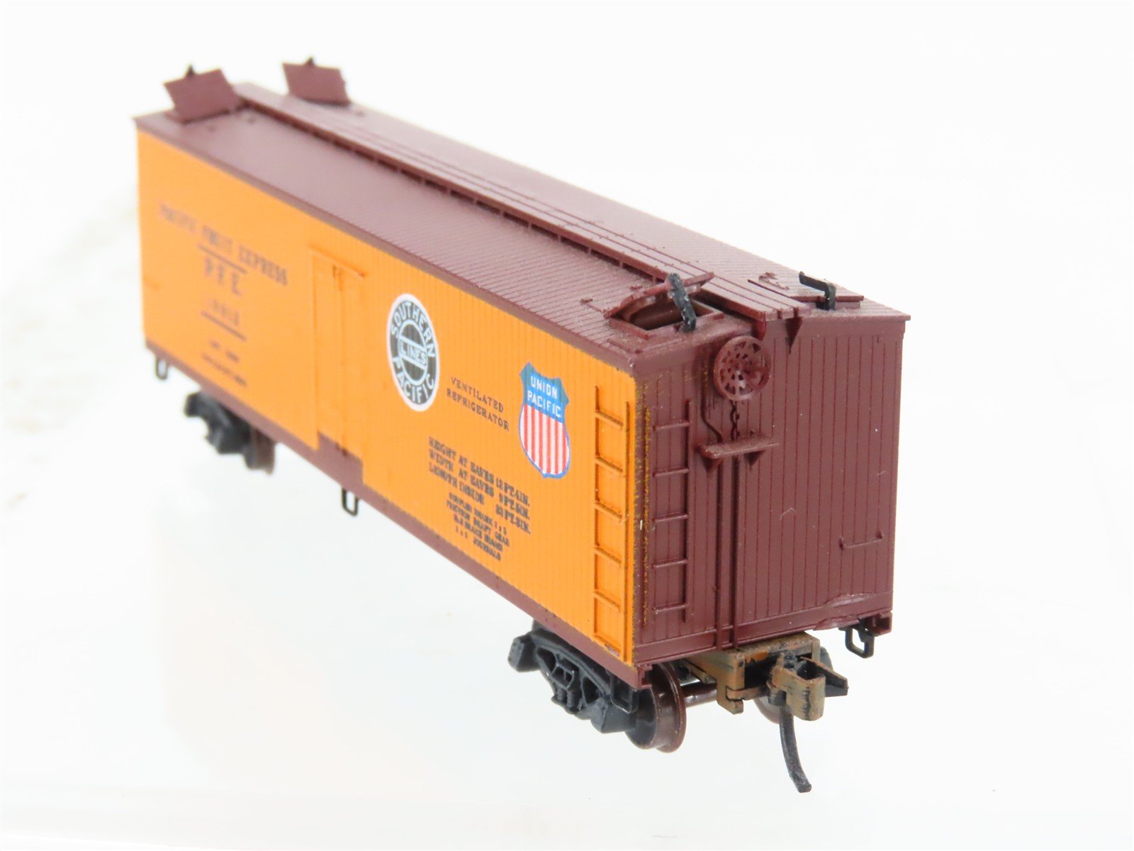 N Scale Micro-Trains/Kadee 47062 PFE Pacific Fruit 40' Reefer #19912 Weathered