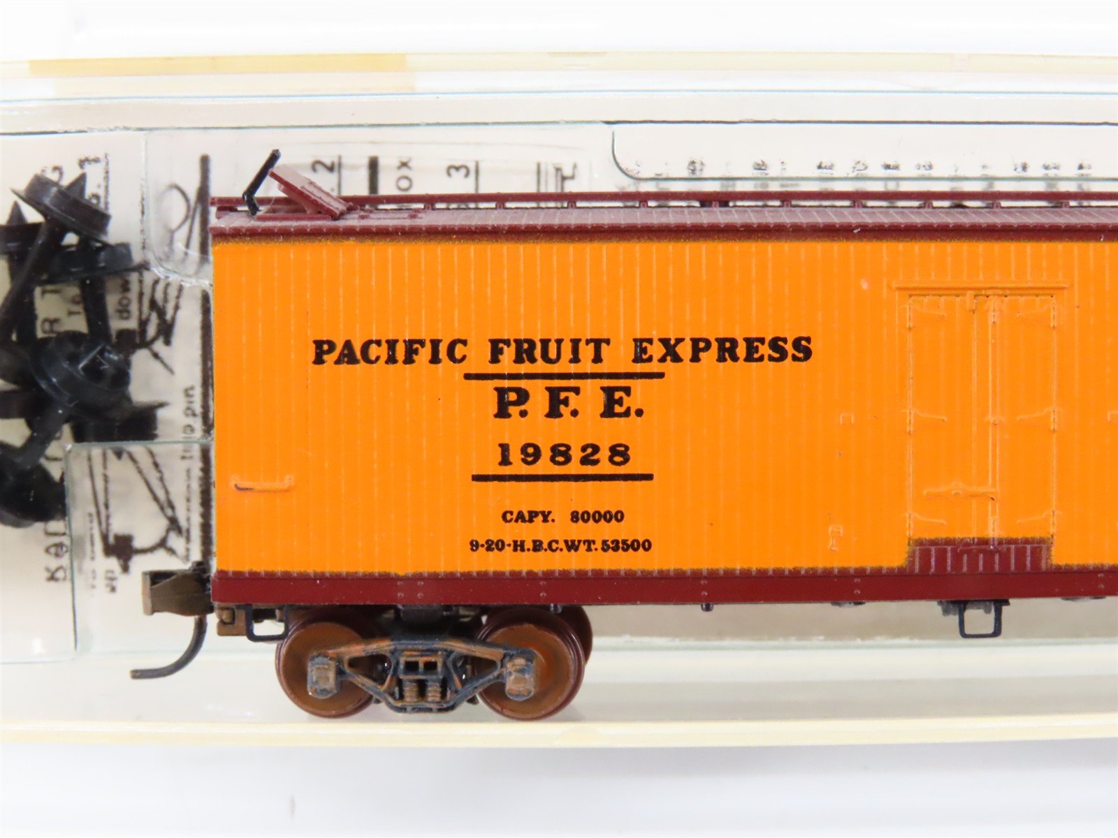 N Scale Micro-Trains/Kadee 47062 PFE Pacific Fruit 40' Reefer #19912 Weathered