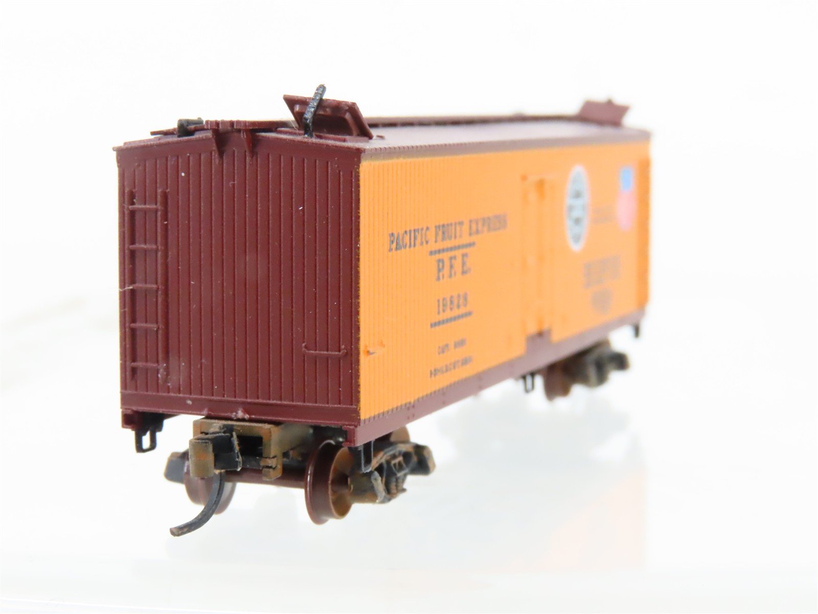 N Scale Micro-Trains/Kadee 47062 PFE Pacific Fruit 40' Reefer #19912 Weathered