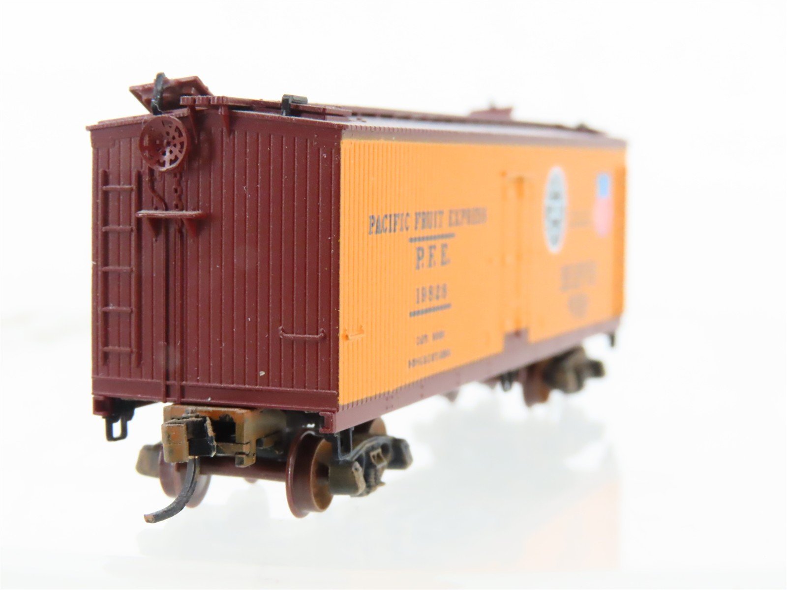 N Scale Micro-Trains/Kadee 47062 PFE Pacific Fruit 40' Reefer #19912 Weathered
