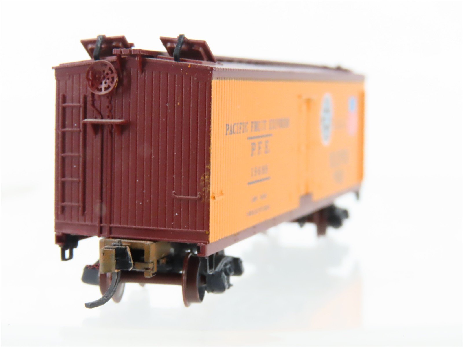 N Scale Micro-Trains/Kadee 47060 PFE Pacific Fruit 40' Reefer #19688 Weathered