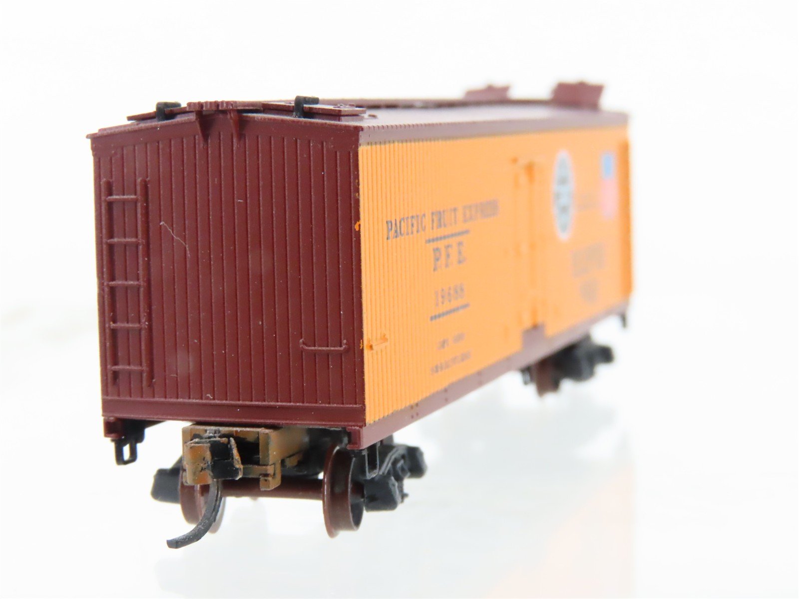 N Scale Micro-Trains/Kadee 47060 PFE Pacific Fruit 40' Reefer #19688 Weathered