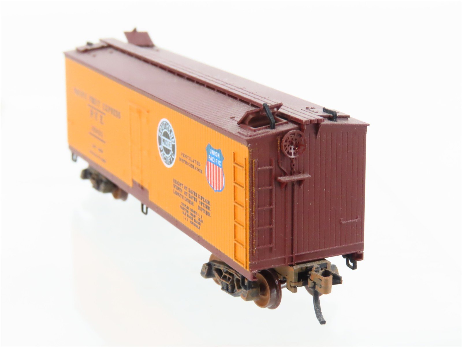 N Micro-Trains/Kadee 47062 PFE Pacific Fruit 40' Reefer #18920 Weathered