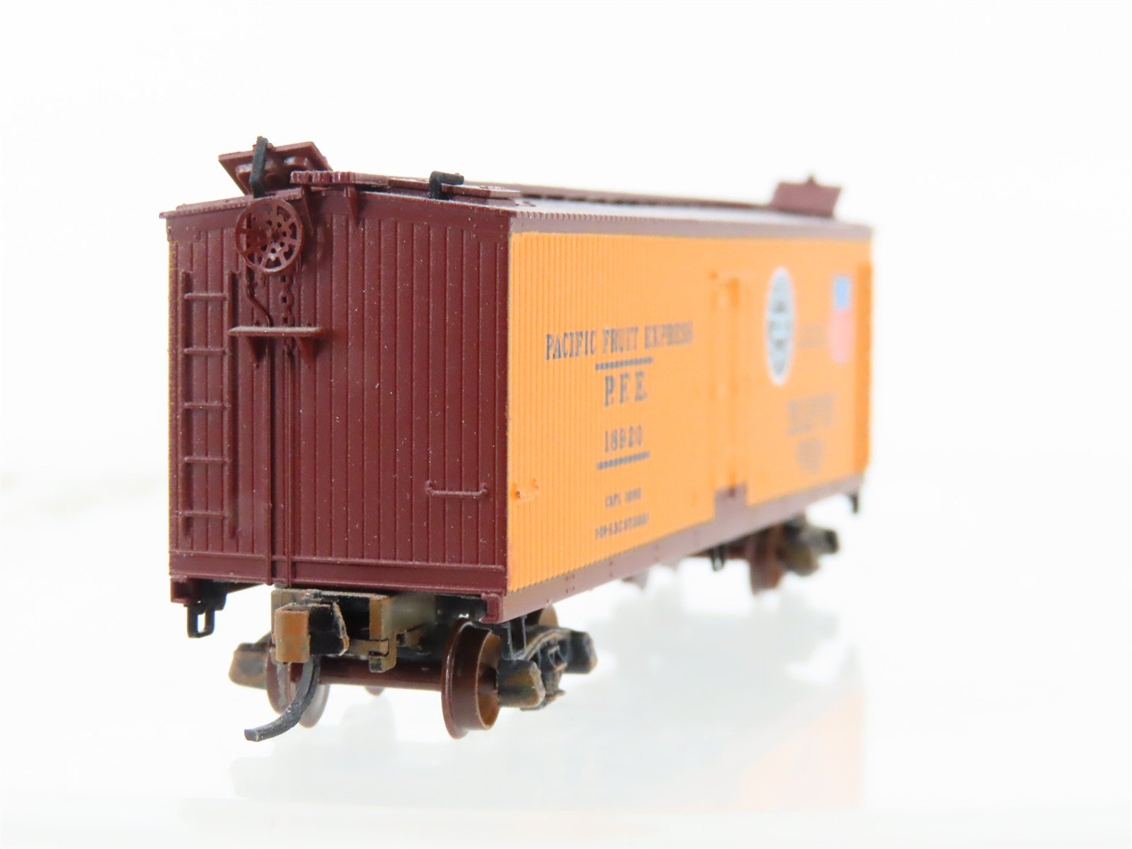 N Micro-Trains/Kadee 47062 PFE Pacific Fruit 40' Reefer #18920 Weathered