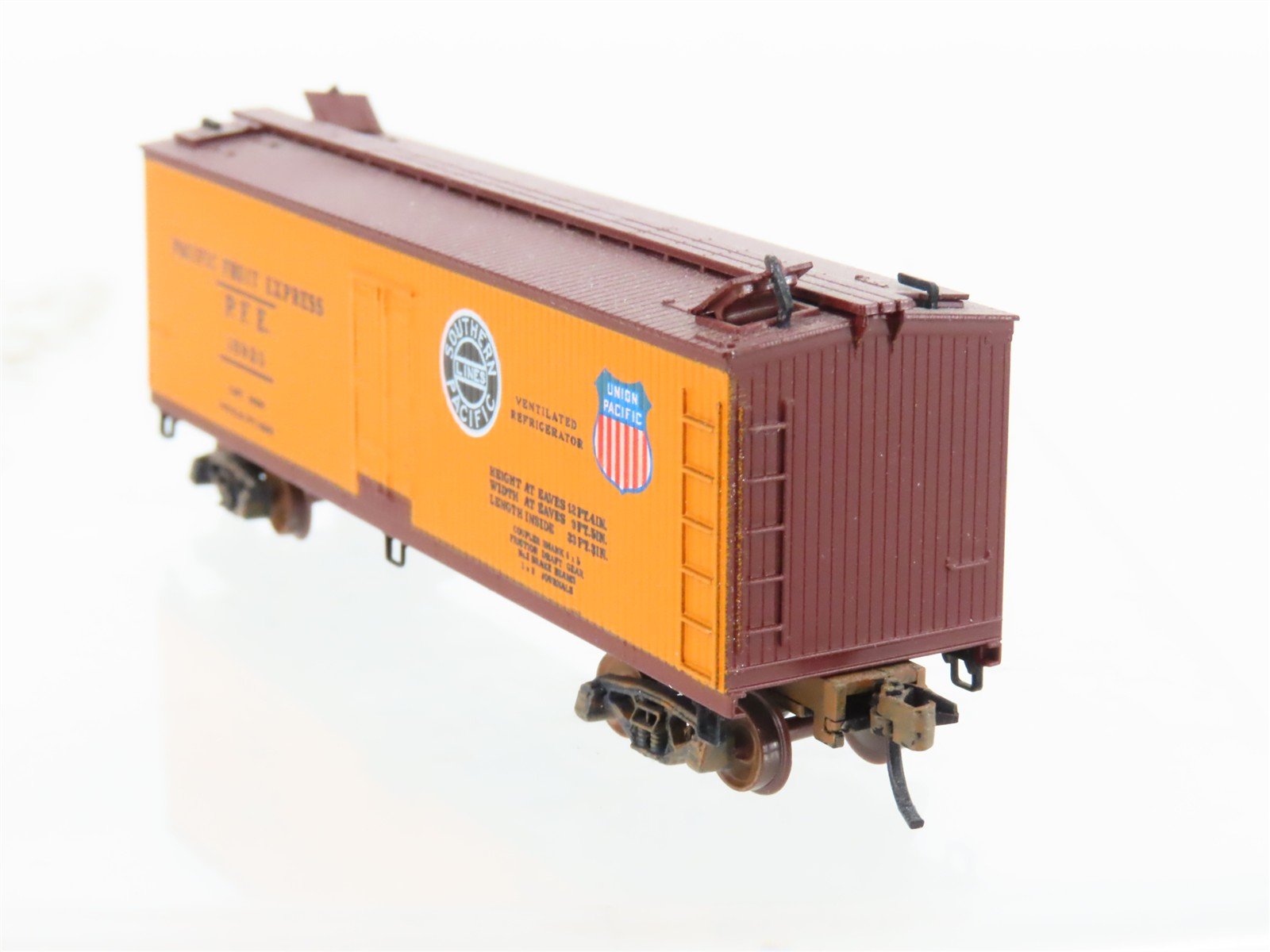 N Micro-Trains/Kadee 47062 PFE Pacific Fruit 40' Reefer #18920 Weathered