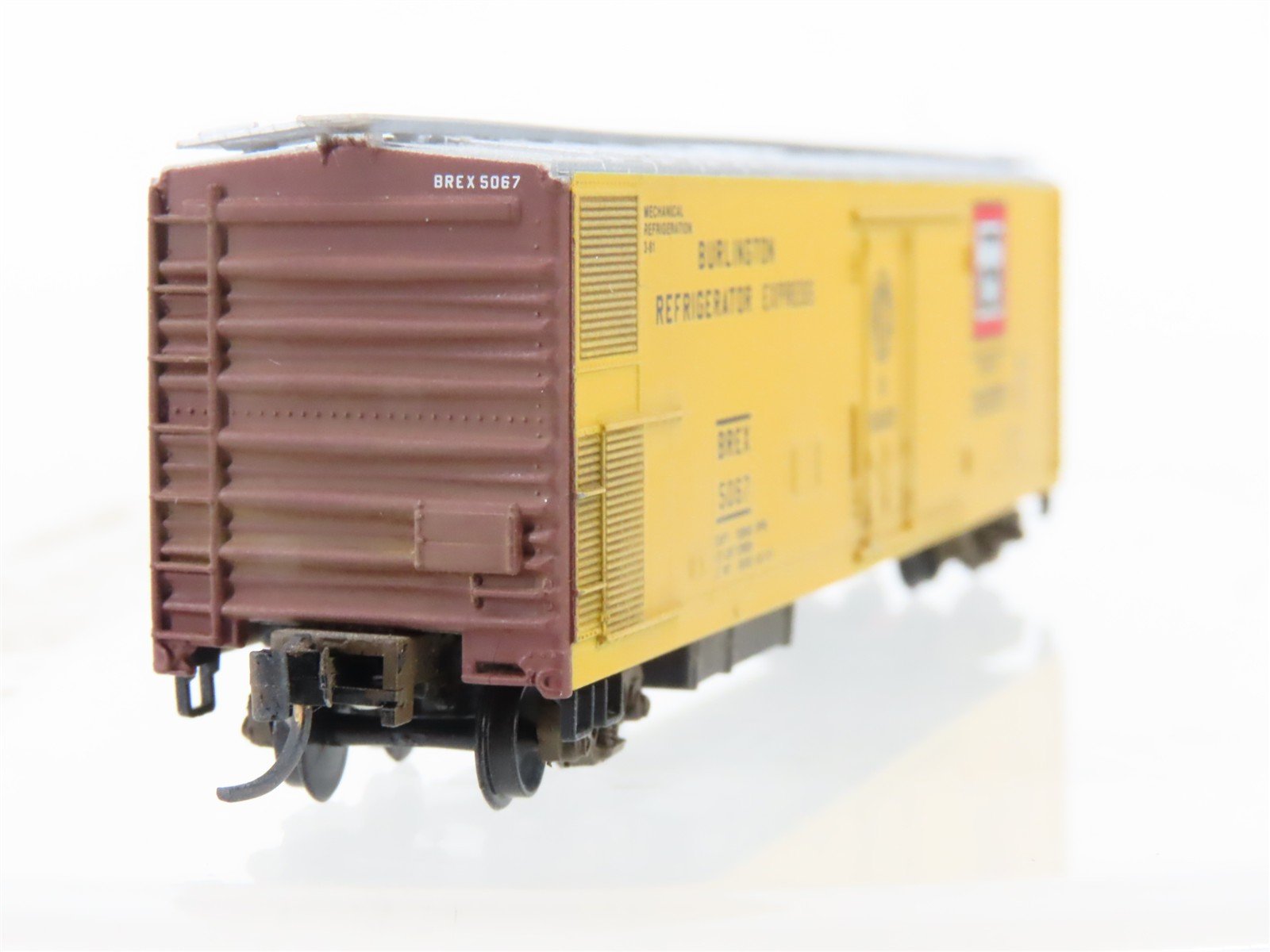 N Scale Micro-Trains/Kadee 69010 BREX Burlington 51' Reefer #5067 Weathered