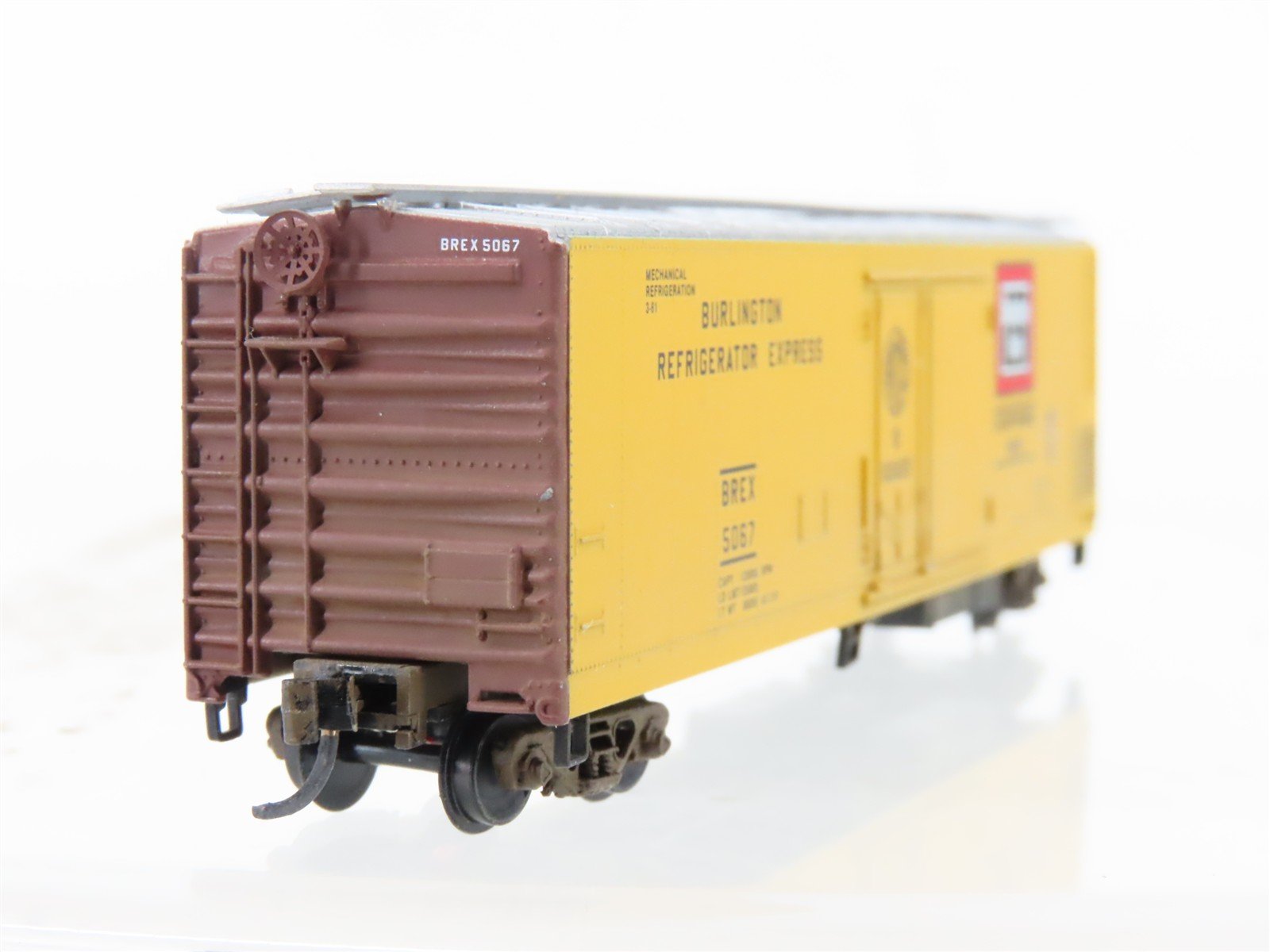 N Scale Micro-Trains/Kadee 69010 BREX Burlington 51' Reefer #5067 Weathered