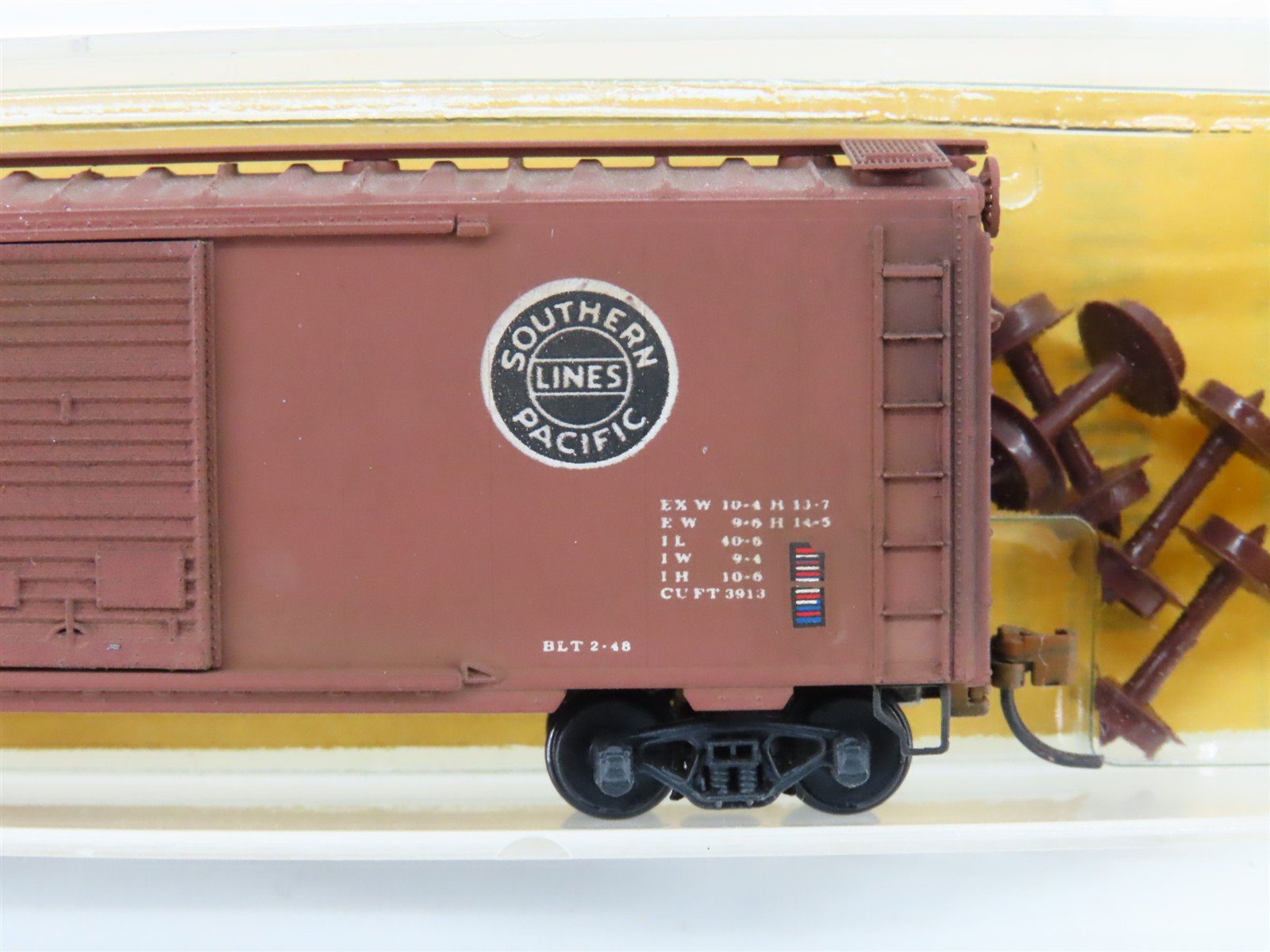 N Micro-Trains/Kadee 20093-1 SP Southern Pacific 40' Boxcar #105043 Weathered