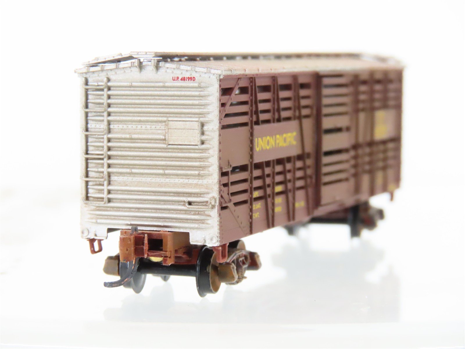 N Micro-Trains MTL 03500120 UP Union Pacific 40' Stock Car #48199D Weathered