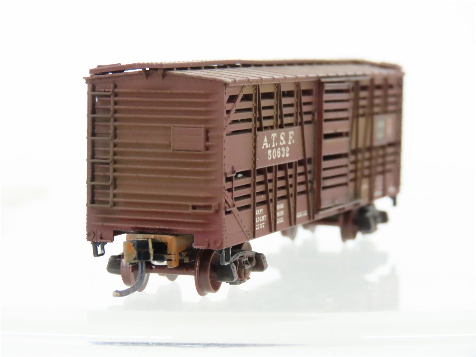 N Micro-Trains/Kadee Blue Label 35077 ATSF 40' Stock Car #50632 Weathered