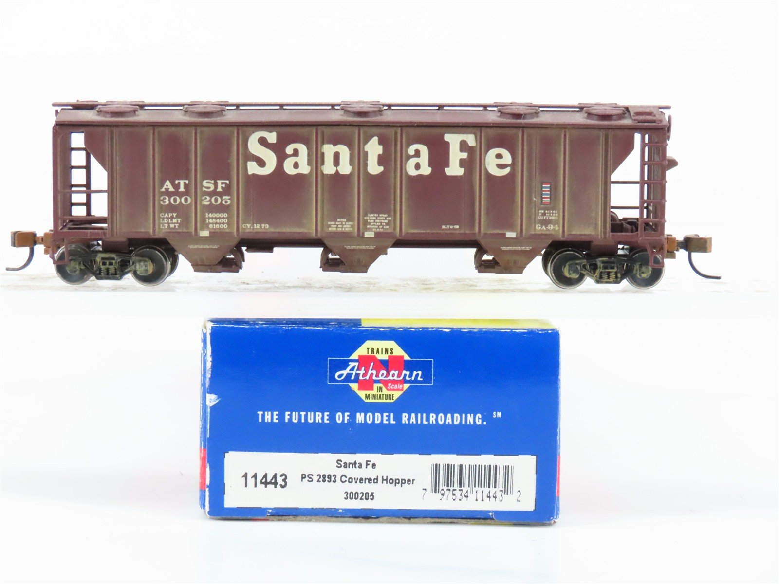 N Scale Athearn RTR 11443 ATSF Santa Fe 3-Bay Covered Hopper #300205 Weathered