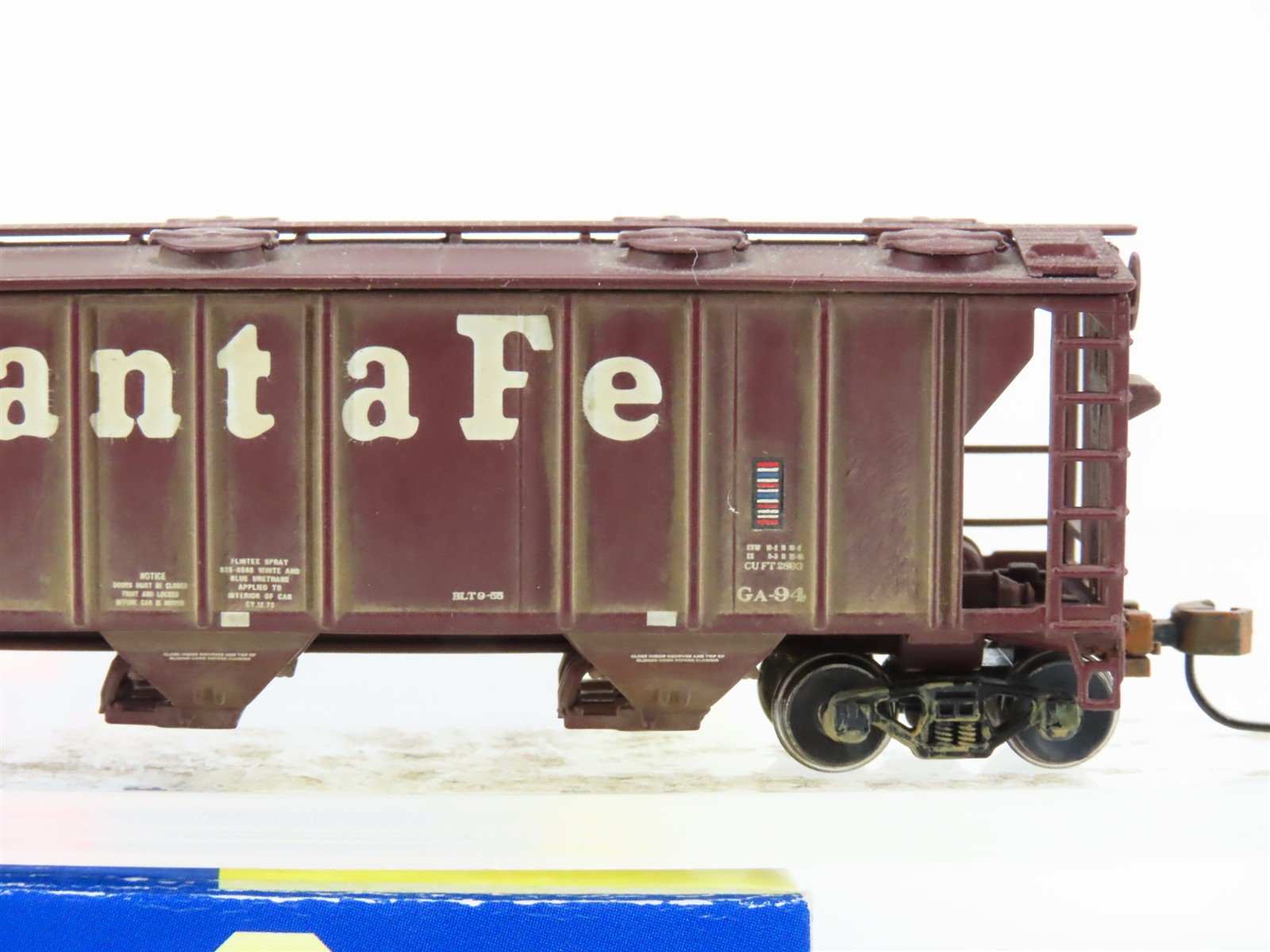 N Scale Athearn RTR 11443 ATSF Santa Fe 3-Bay Covered Hopper #300205 Weathered