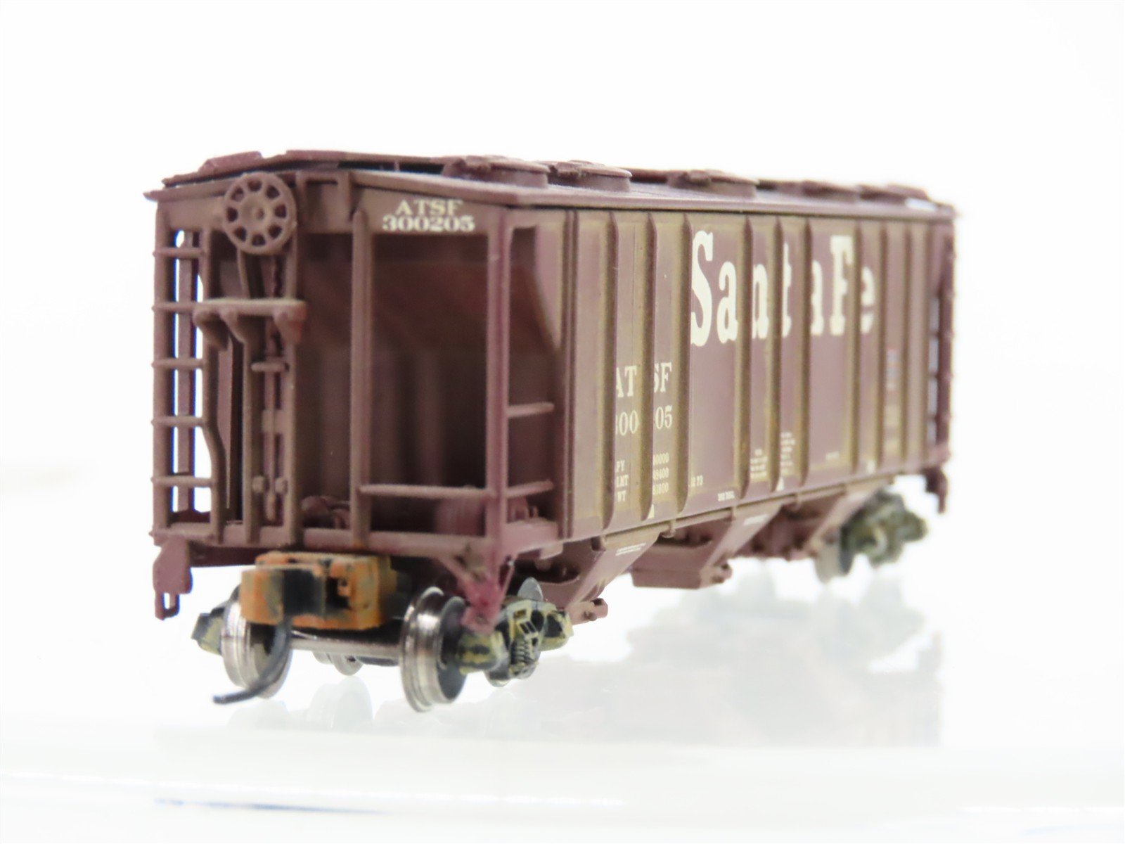 N Scale Athearn RTR 11443 ATSF Santa Fe 3-Bay Covered Hopper #300205 Weathered