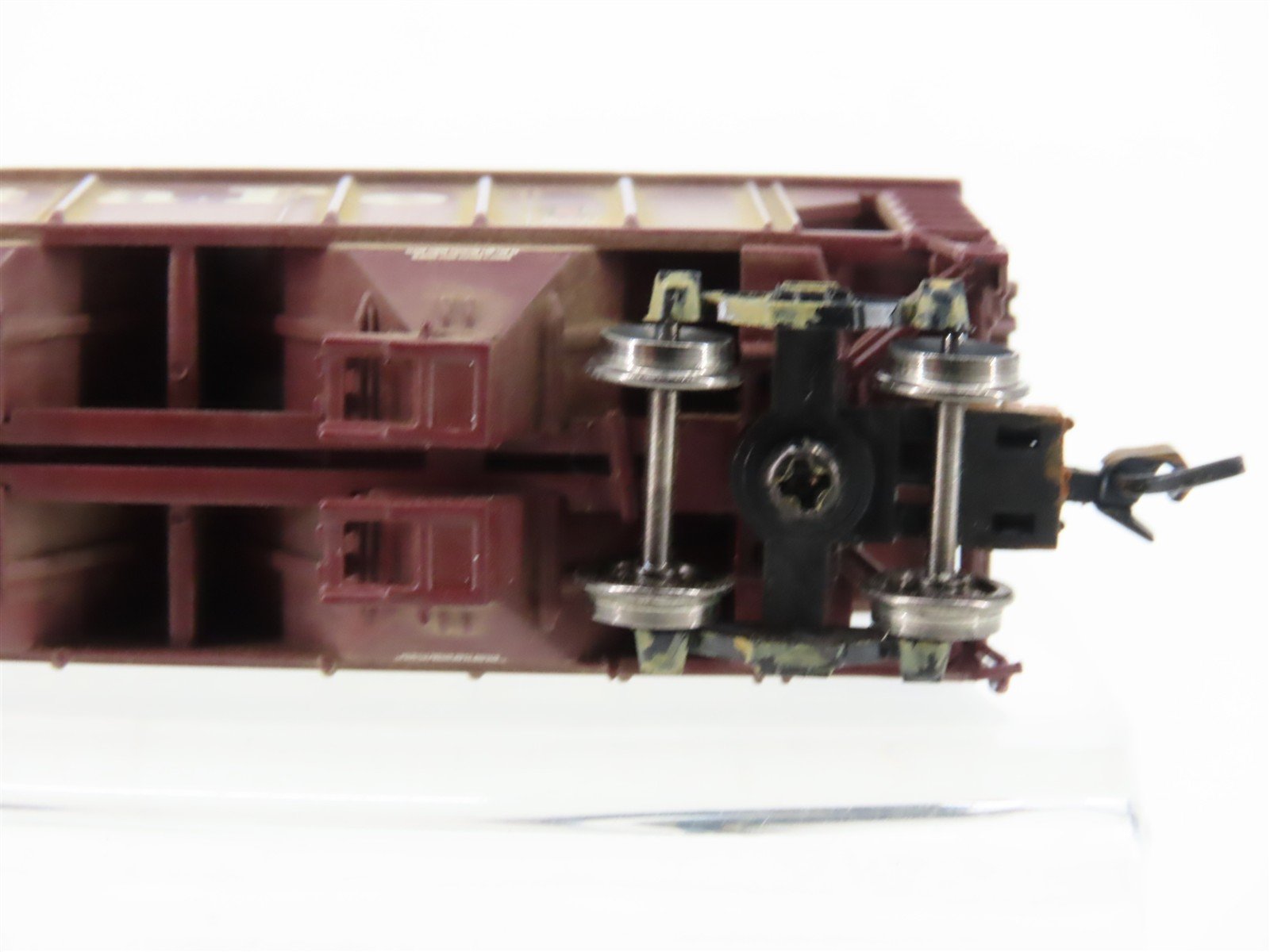 N Scale Athearn RTR 11443 ATSF Santa Fe 3-Bay Covered Hopper #300205 Weathered