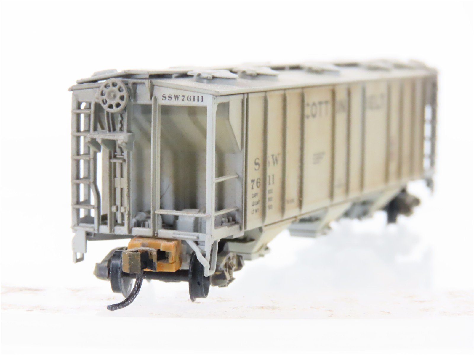N Scale Athearn RTR 11426 SSW Cotton Belt 3-Bay Covered Hopper #76111 Weathered