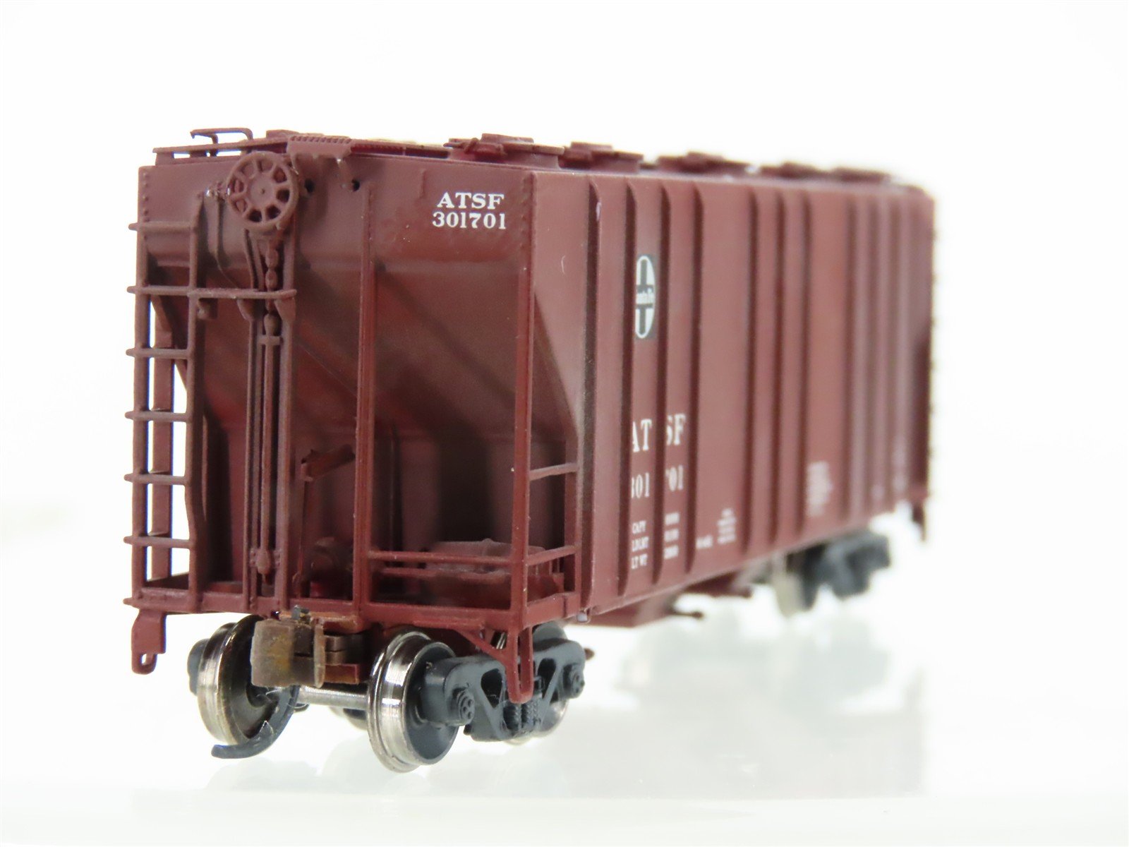 N Scale BLMA 11083 ATSF Santa Fe 3-Bay Covered Hopper #301701 Weathered