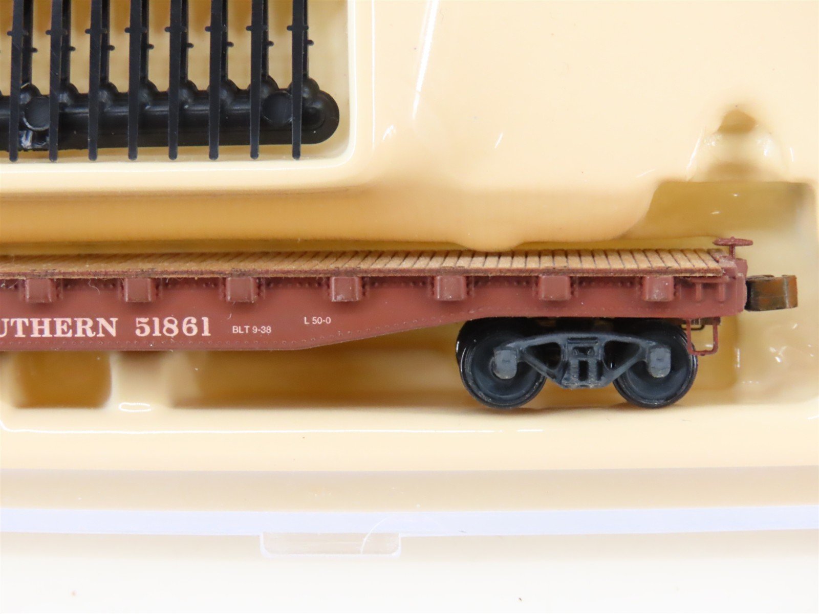 N Scale Atlas 38111 Southern 50' Flatcar wStakes #51861 Weathered
