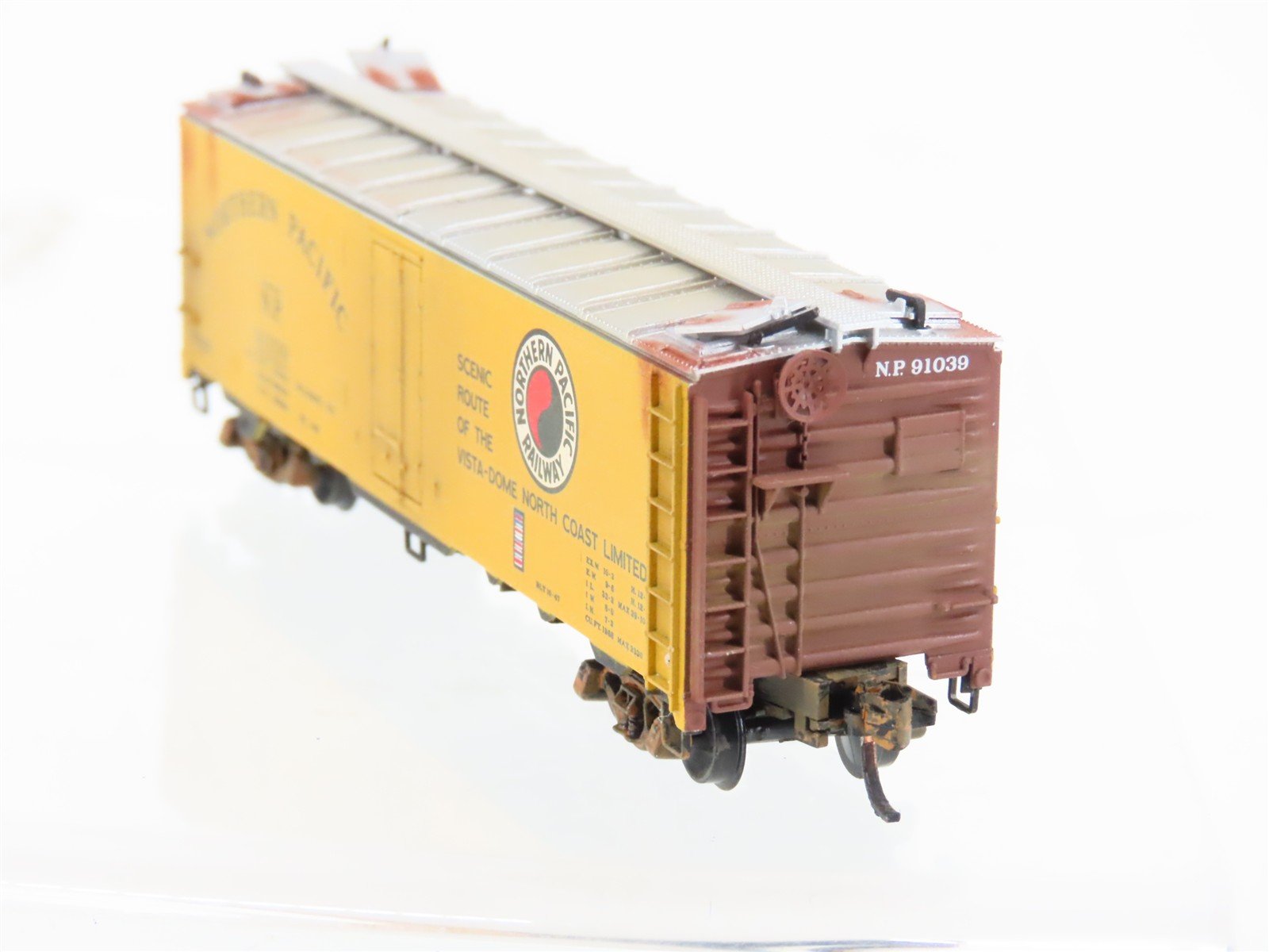 N Scale Micro-Trains MTL 59590 NP Northern Pacific 40' Reefer #91039 Weathered