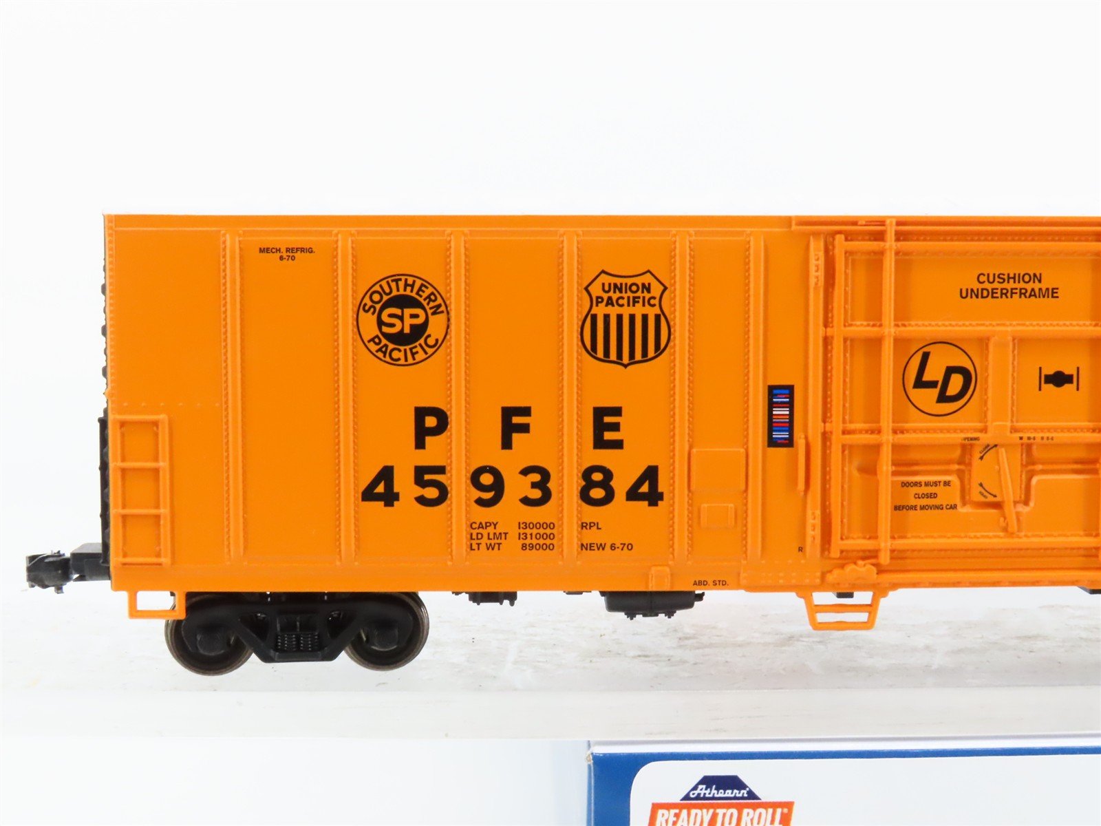 HO Athearn ATH71049 PFE Pacific Fruit Express 57' Mechanical Reefer #459384