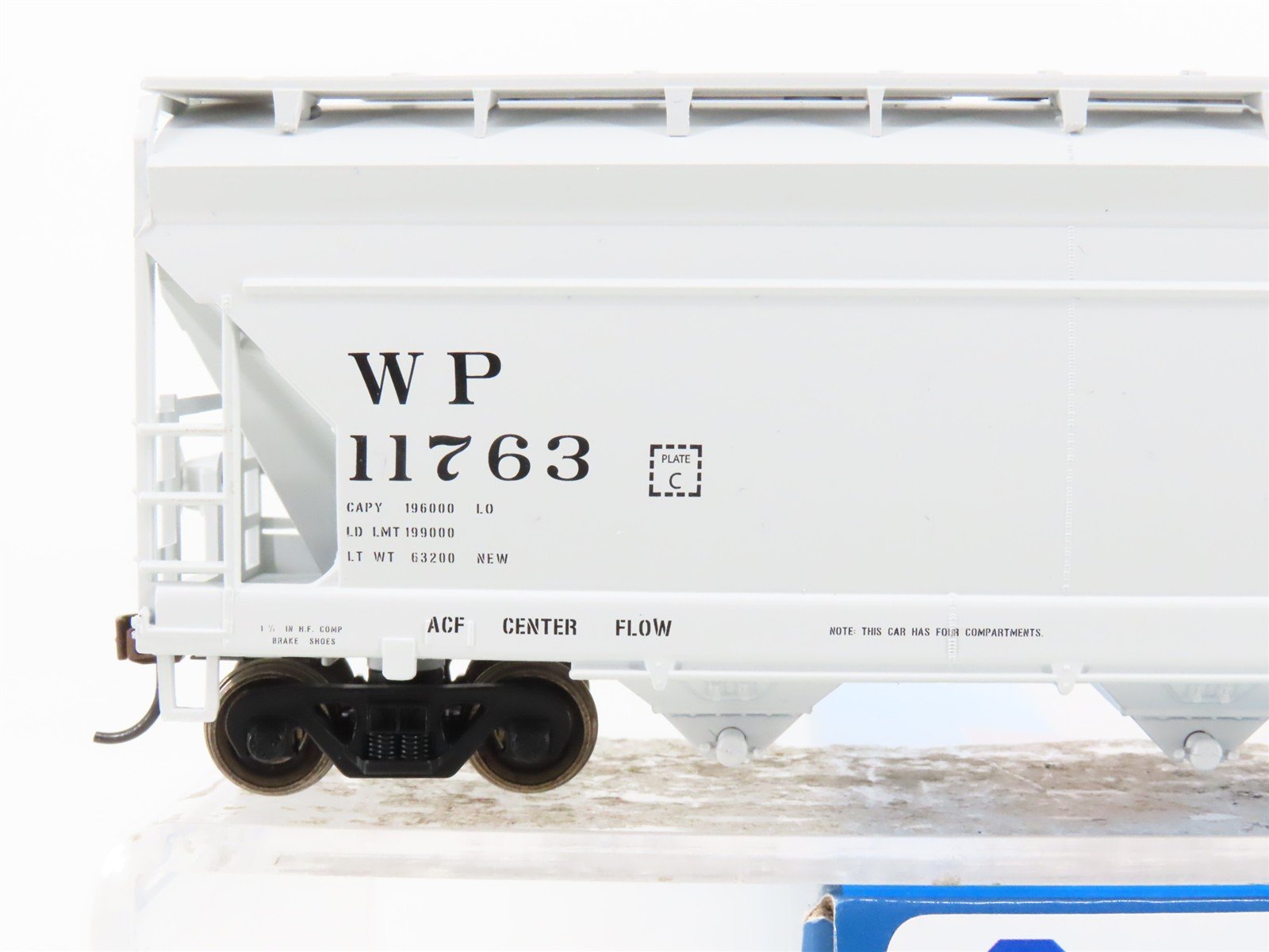 HO Athearn Roundhouse RND1211 WP Western Pacific 4-Bay Covered Hopper #11763