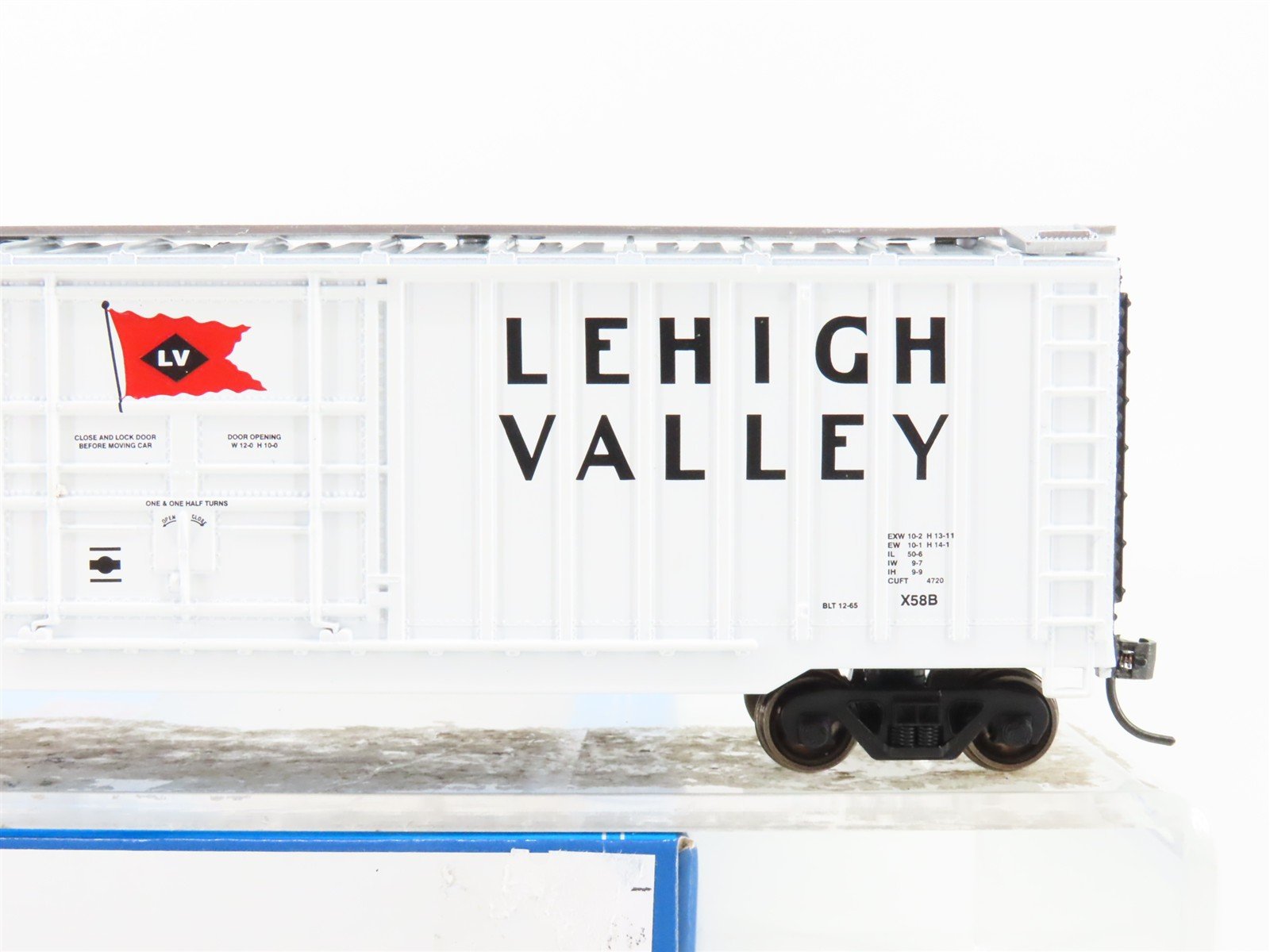 HO Athearn Roundhouse RND40236 LV Lehigh Valley 50' Plug Door Box Car #8255
