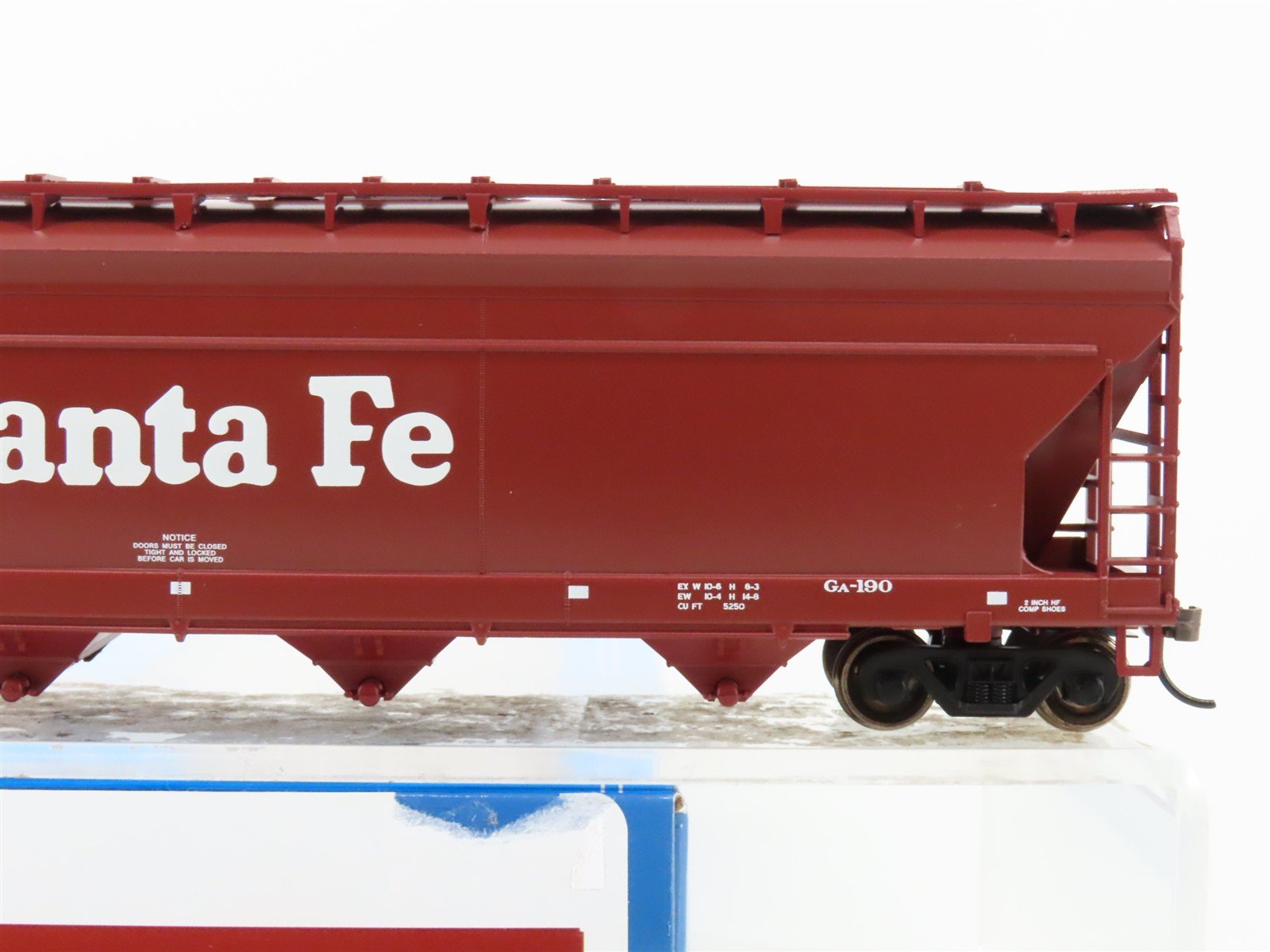 HO Athearn Roundhouse RND1178 ATSF Santa Fe 4-Bay Centerflow Hopper #307177