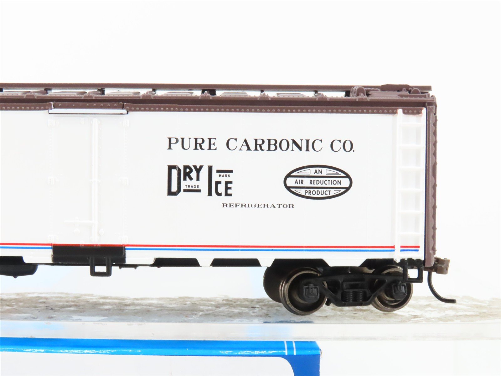 HO Scale Athearn Roundhouse RND2198 DICX Pure Carbonic Co. 40' Steel Reefer #381