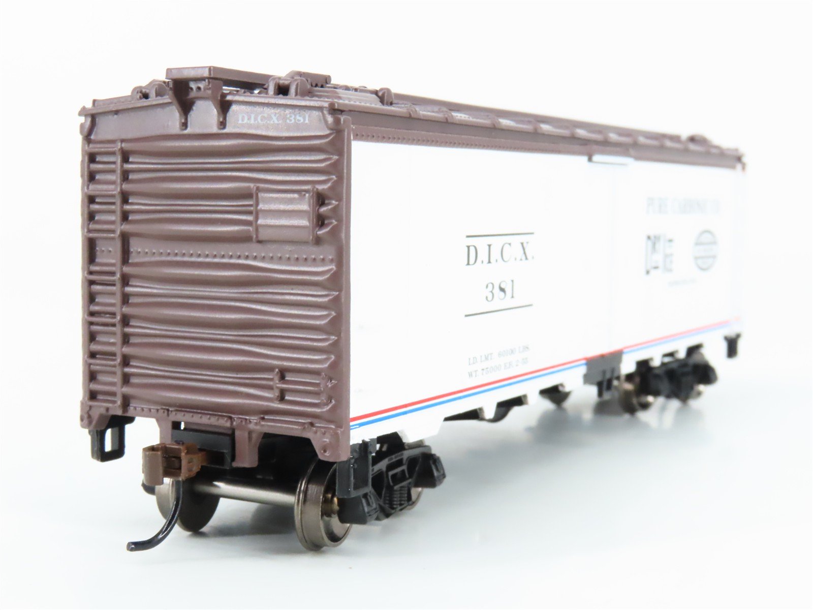 HO Scale Athearn Roundhouse RND2198 DICX Pure Carbonic Co. 40' Steel Reefer #381