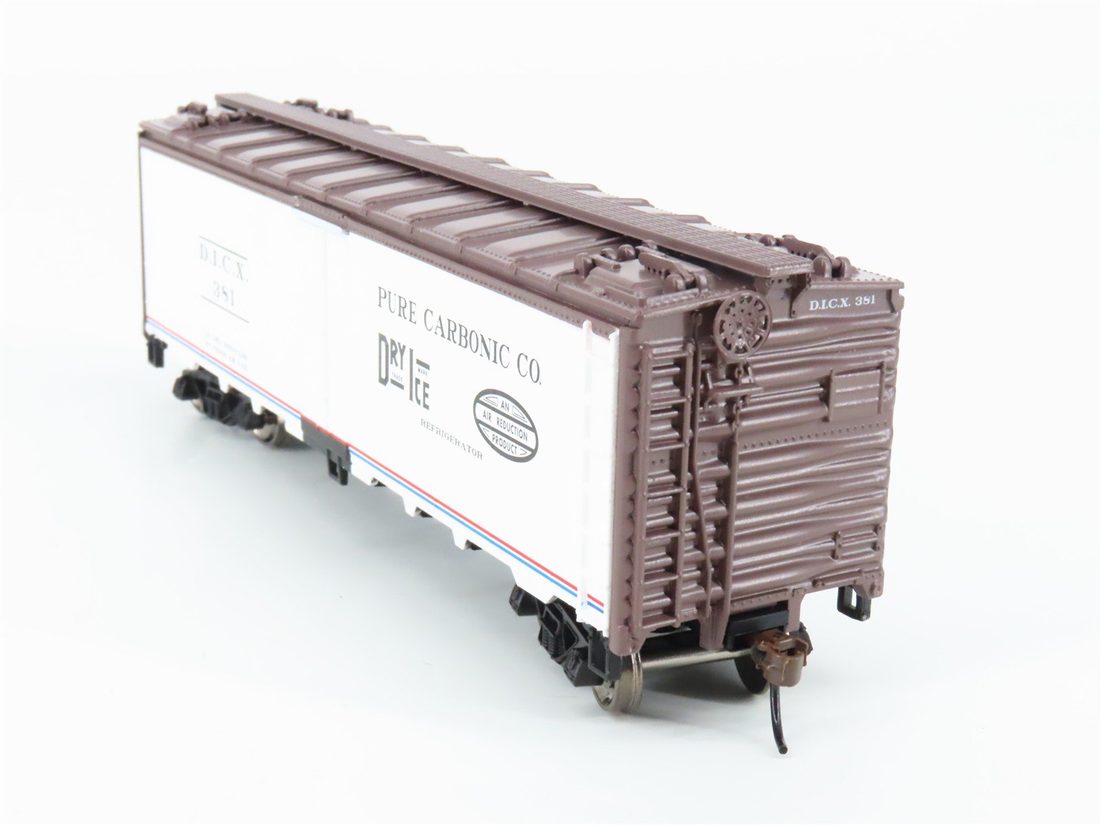HO Scale Athearn Roundhouse RND2198 DICX Pure Carbonic Co. 40' Steel Reefer #381