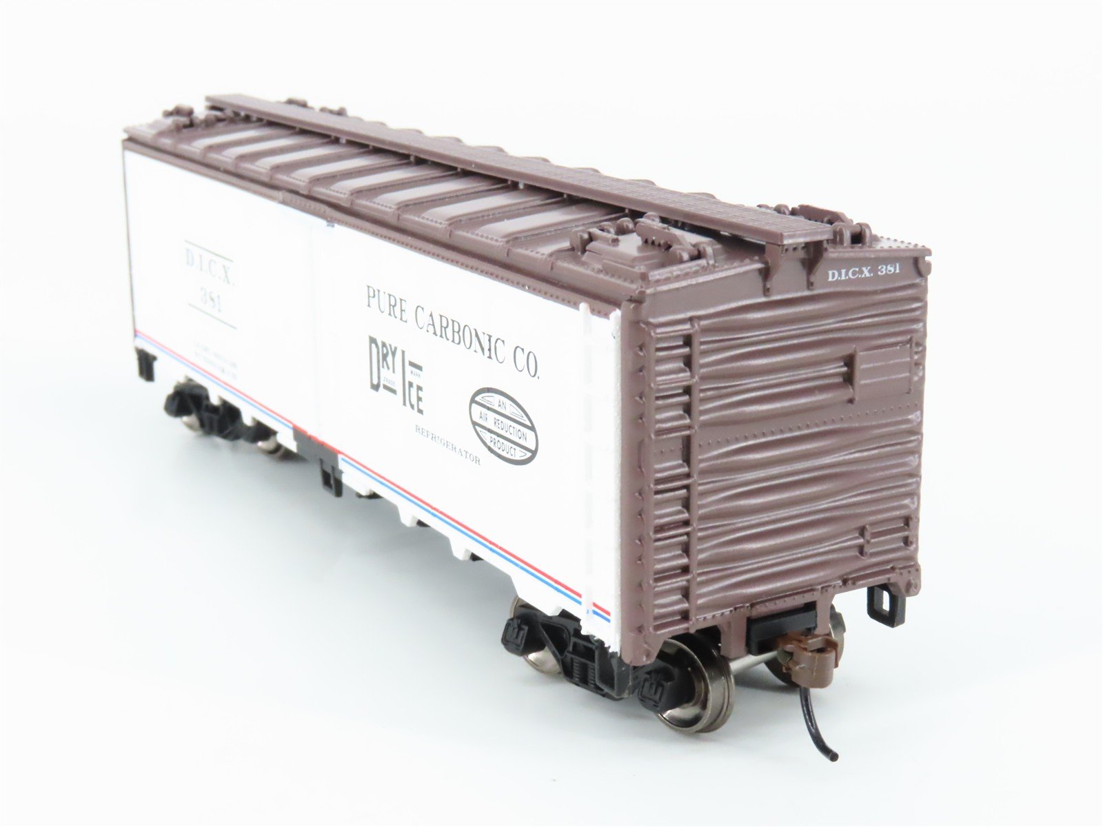 HO Scale Athearn Roundhouse RND2198 DICX Pure Carbonic Co. 40' Steel Reefer #381
